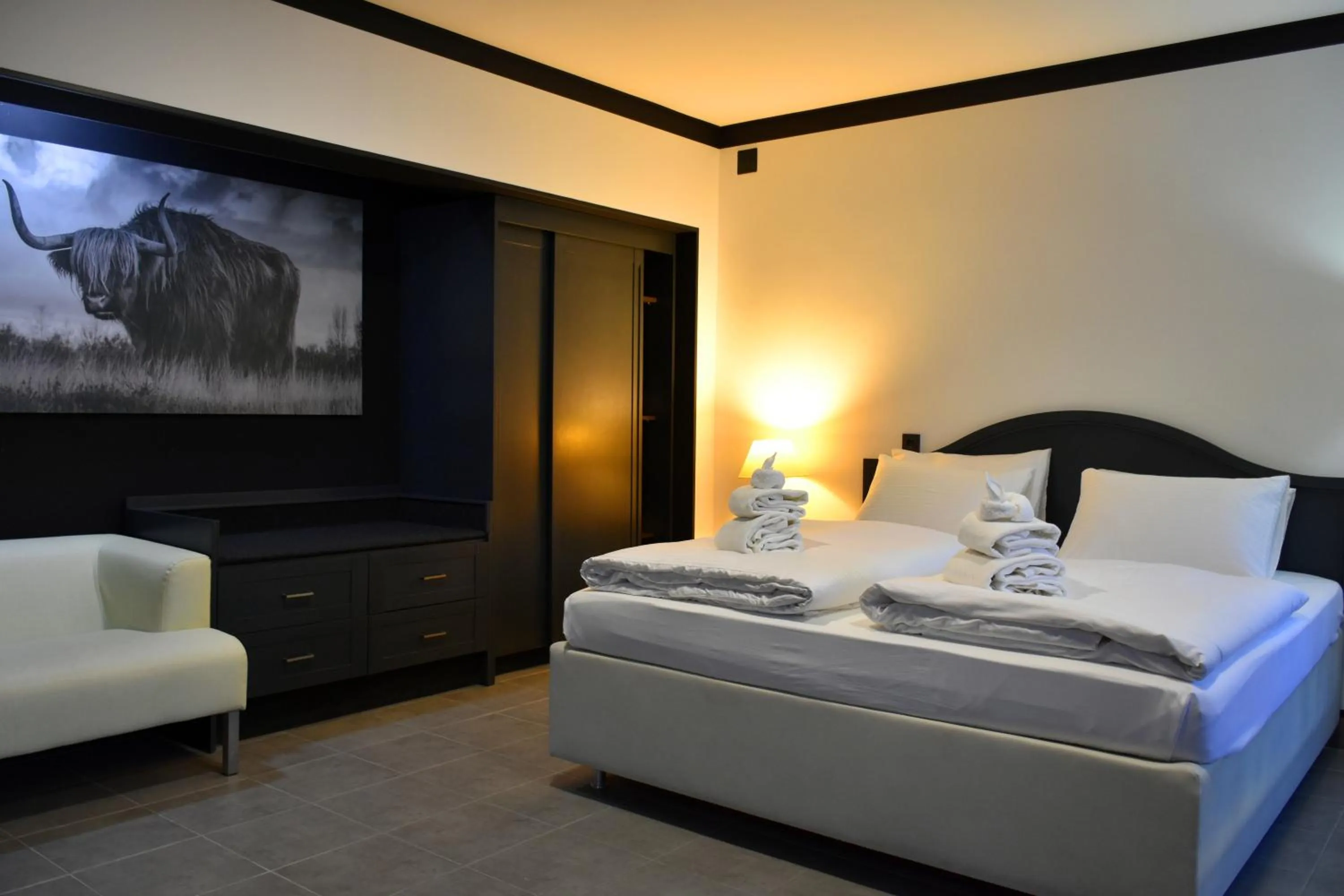 Bed in TIBET HOTEL am Airport Düsseldorf-Ratingen