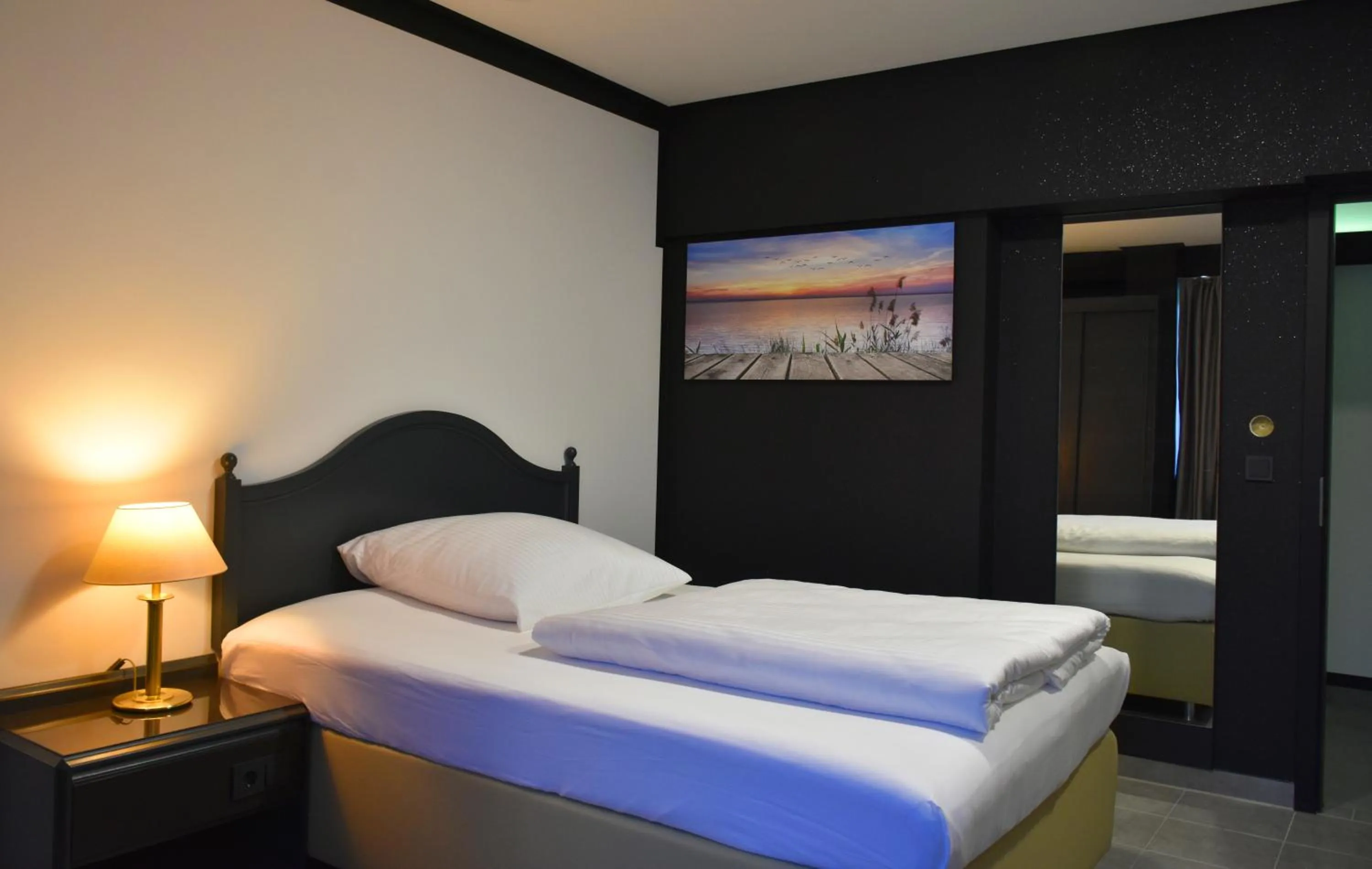 Bed in TIBET HOTEL am Airport Düsseldorf-Ratingen