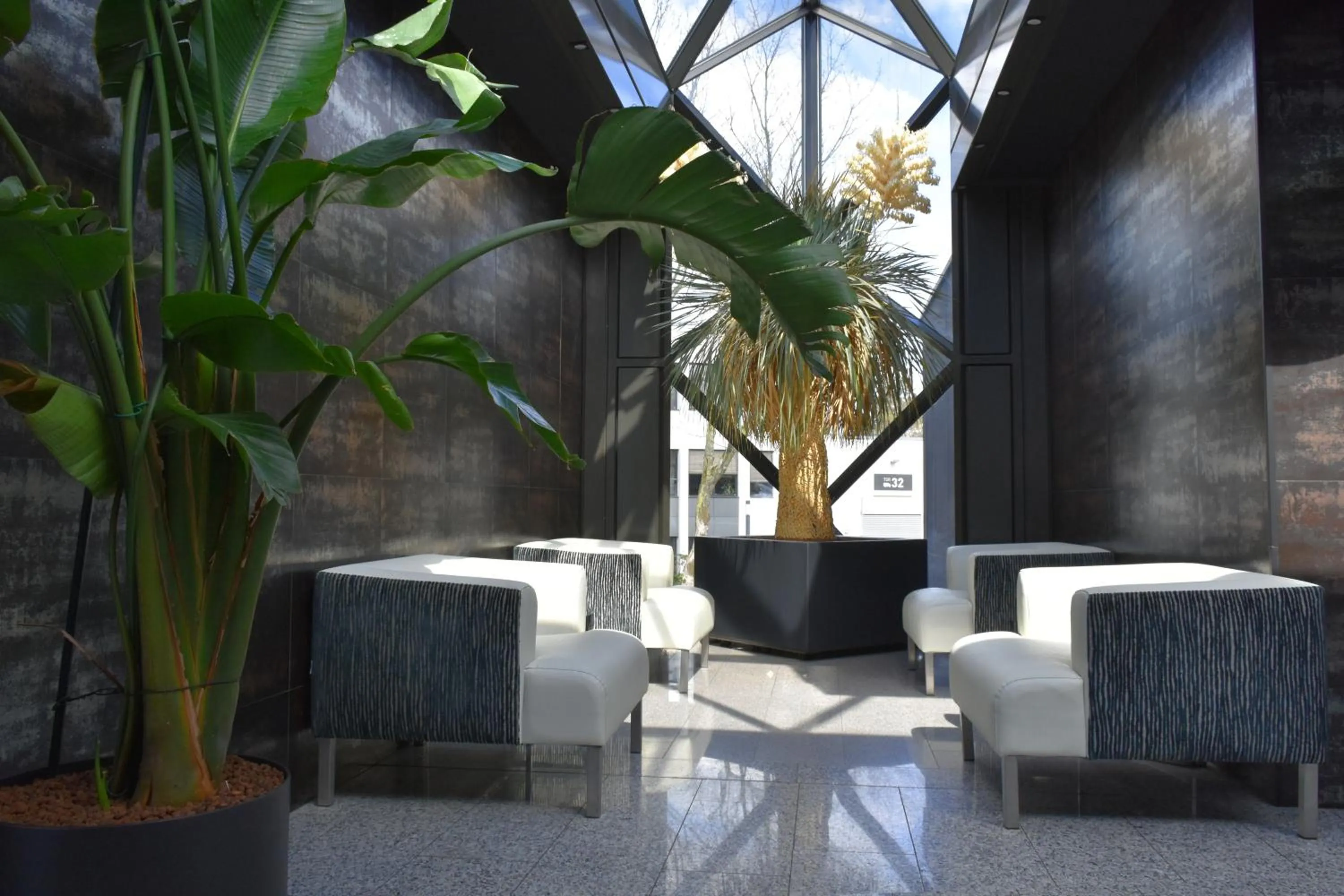 Lobby or reception in TIBET HOTEL am Airport Düsseldorf-Ratingen