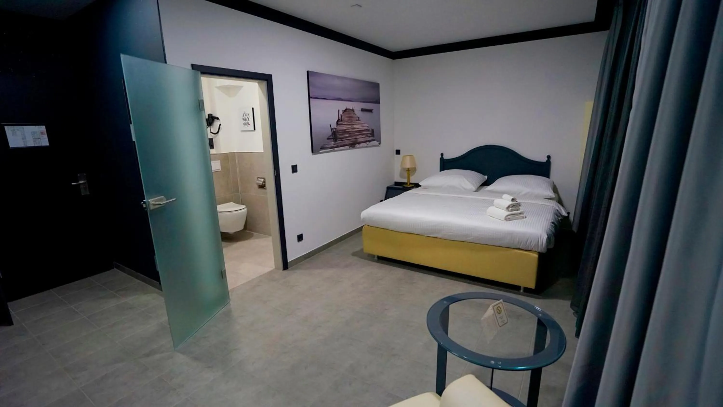 Bed in TIBET HOTEL am Airport Düsseldorf-Ratingen