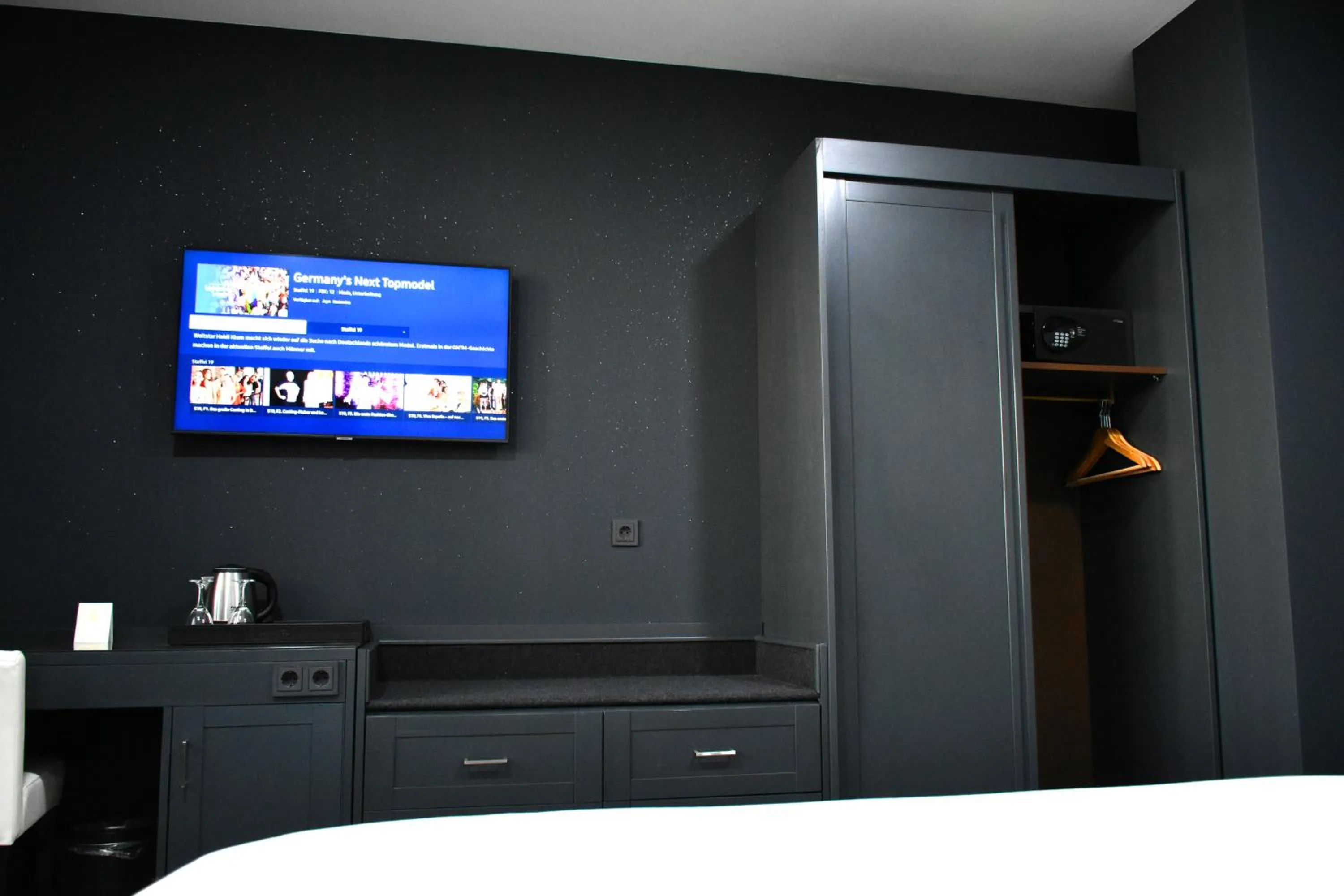 Bed in TIBET HOTEL am Airport Düsseldorf-Ratingen