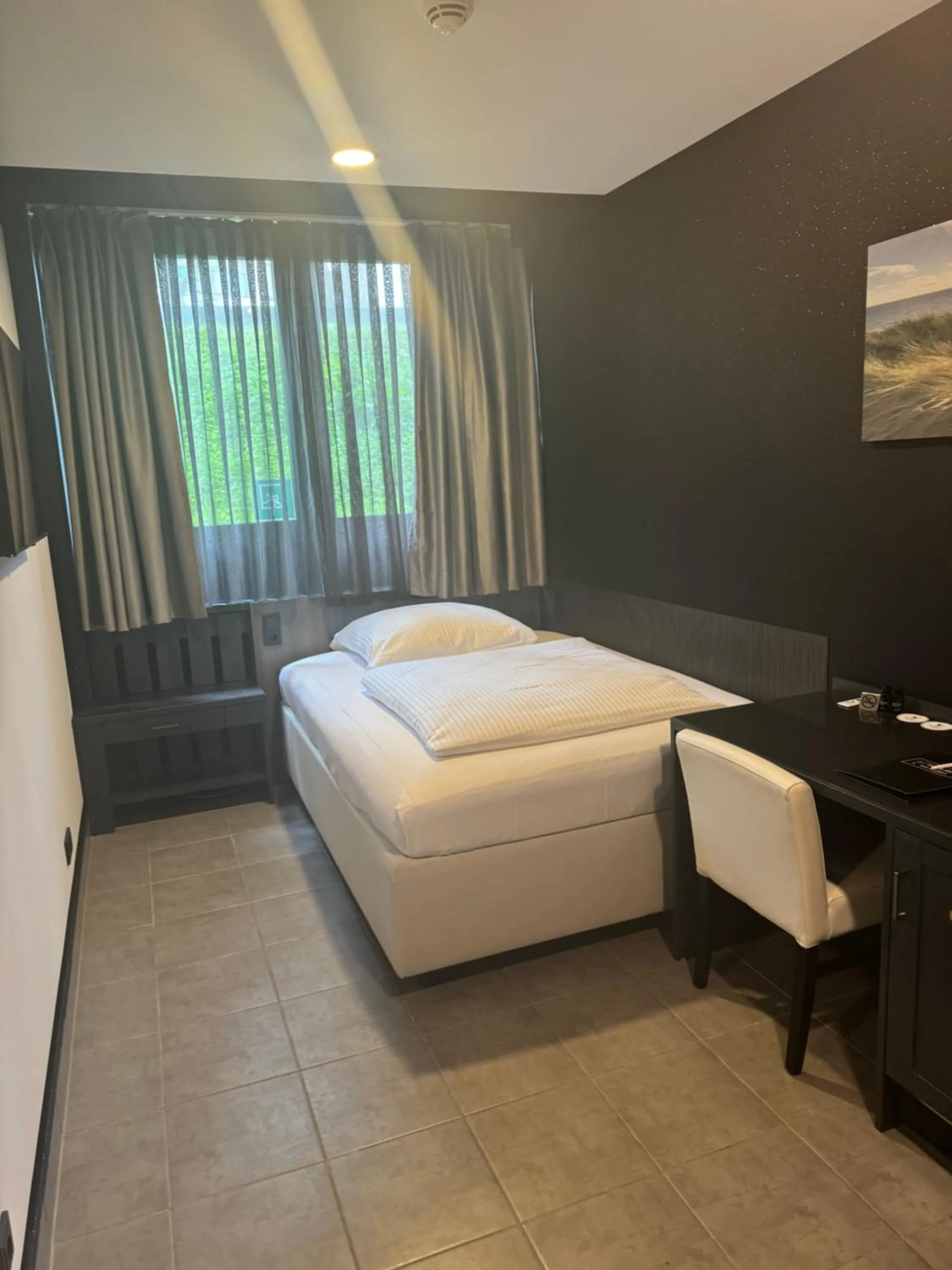 Bed in TIBET HOTEL am Airport Düsseldorf-Ratingen