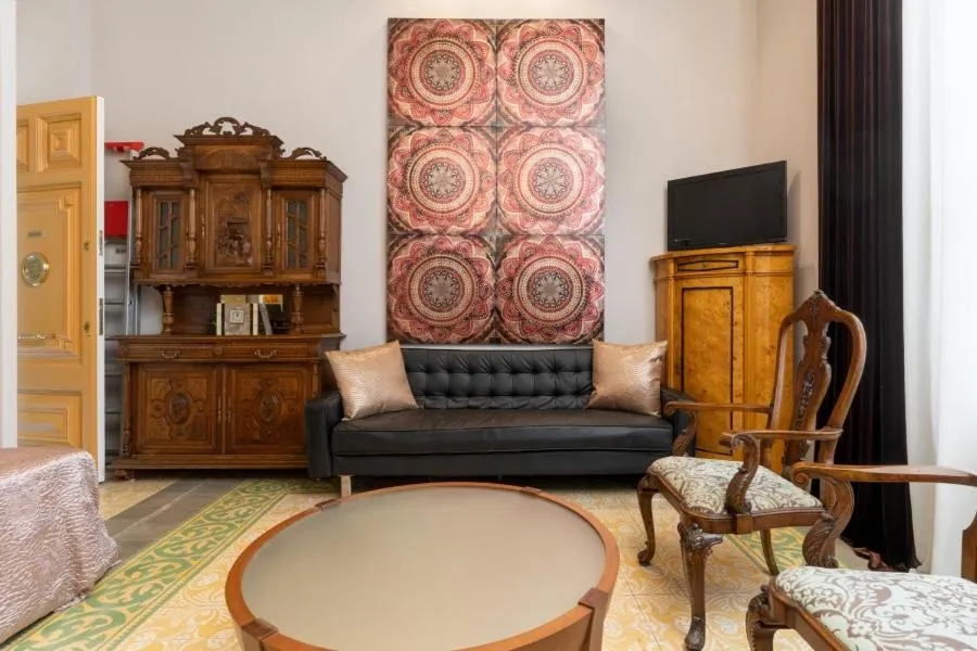 Photo of the whole room in El Petit Palauet