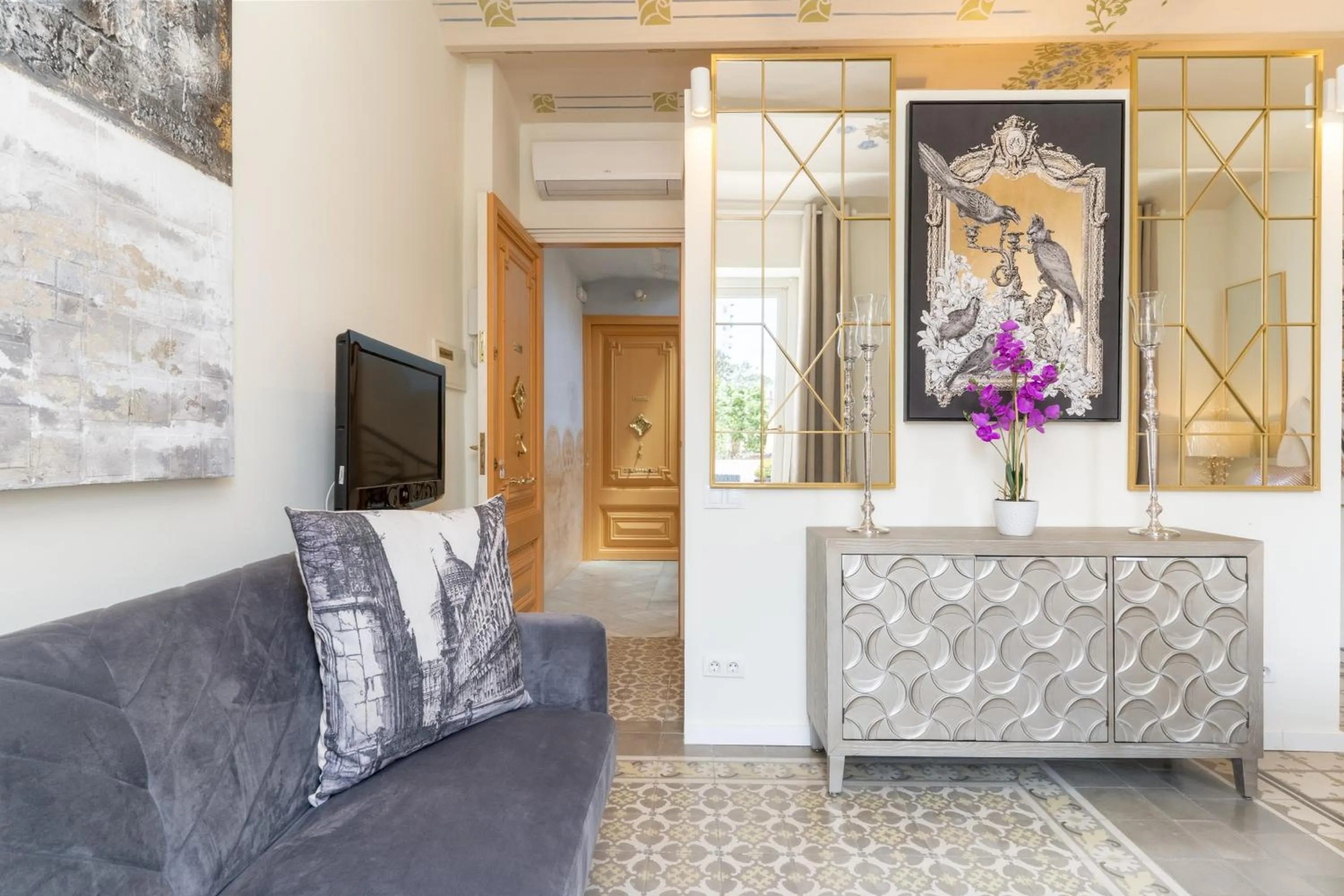 Photo of the whole room in El Petit Palauet