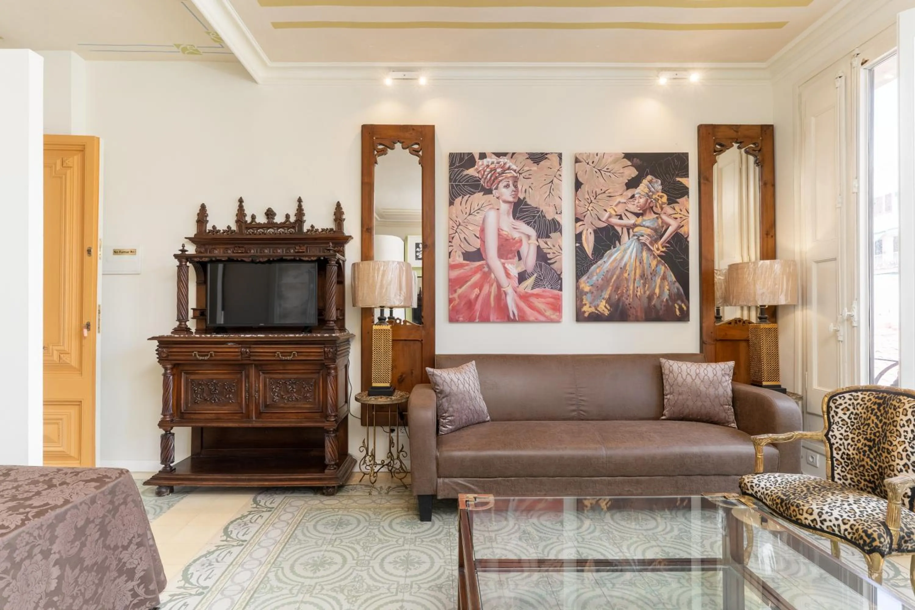 Photo of the whole room in El Petit Palauet