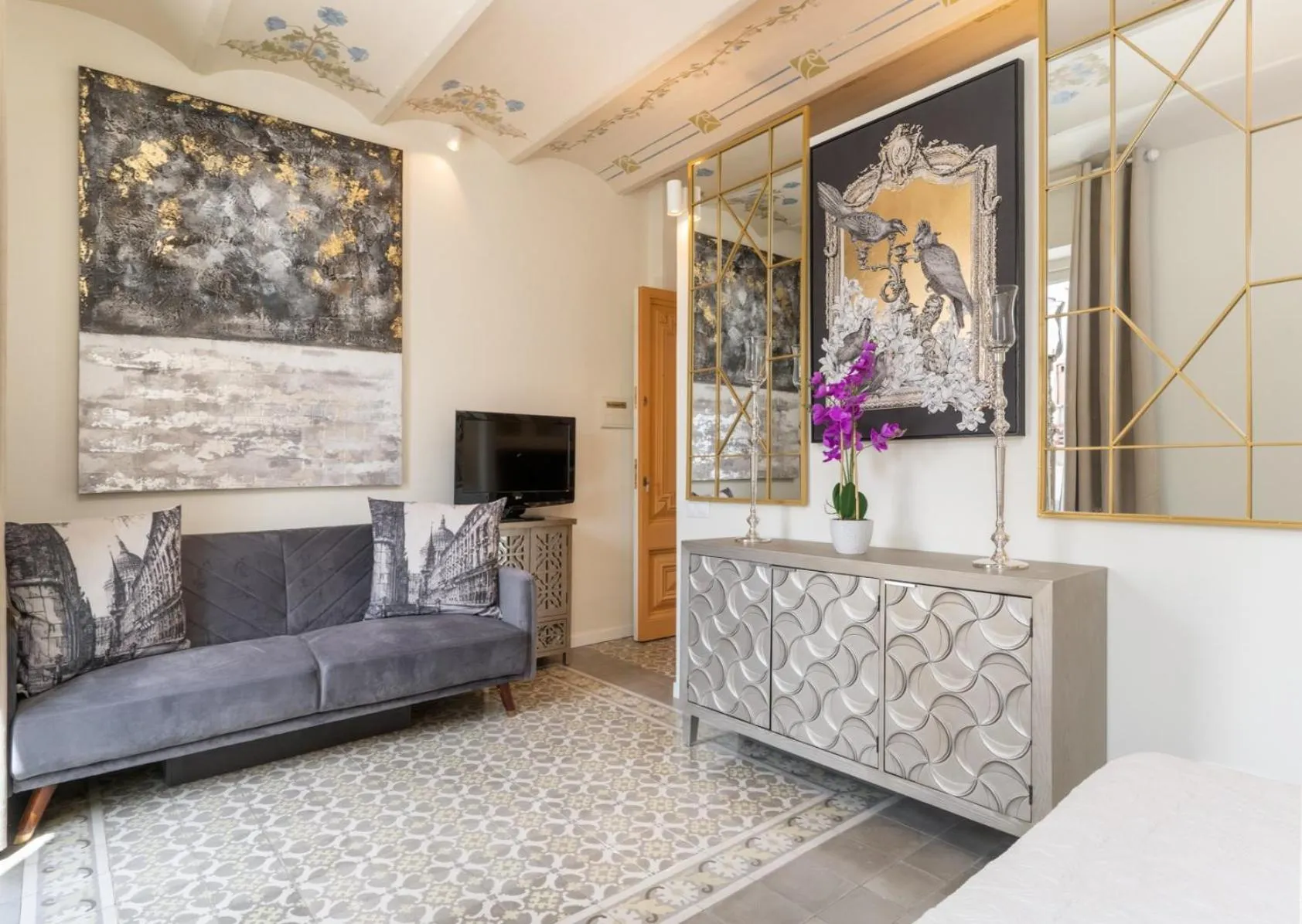 Photo of the whole room in El Petit Palauet