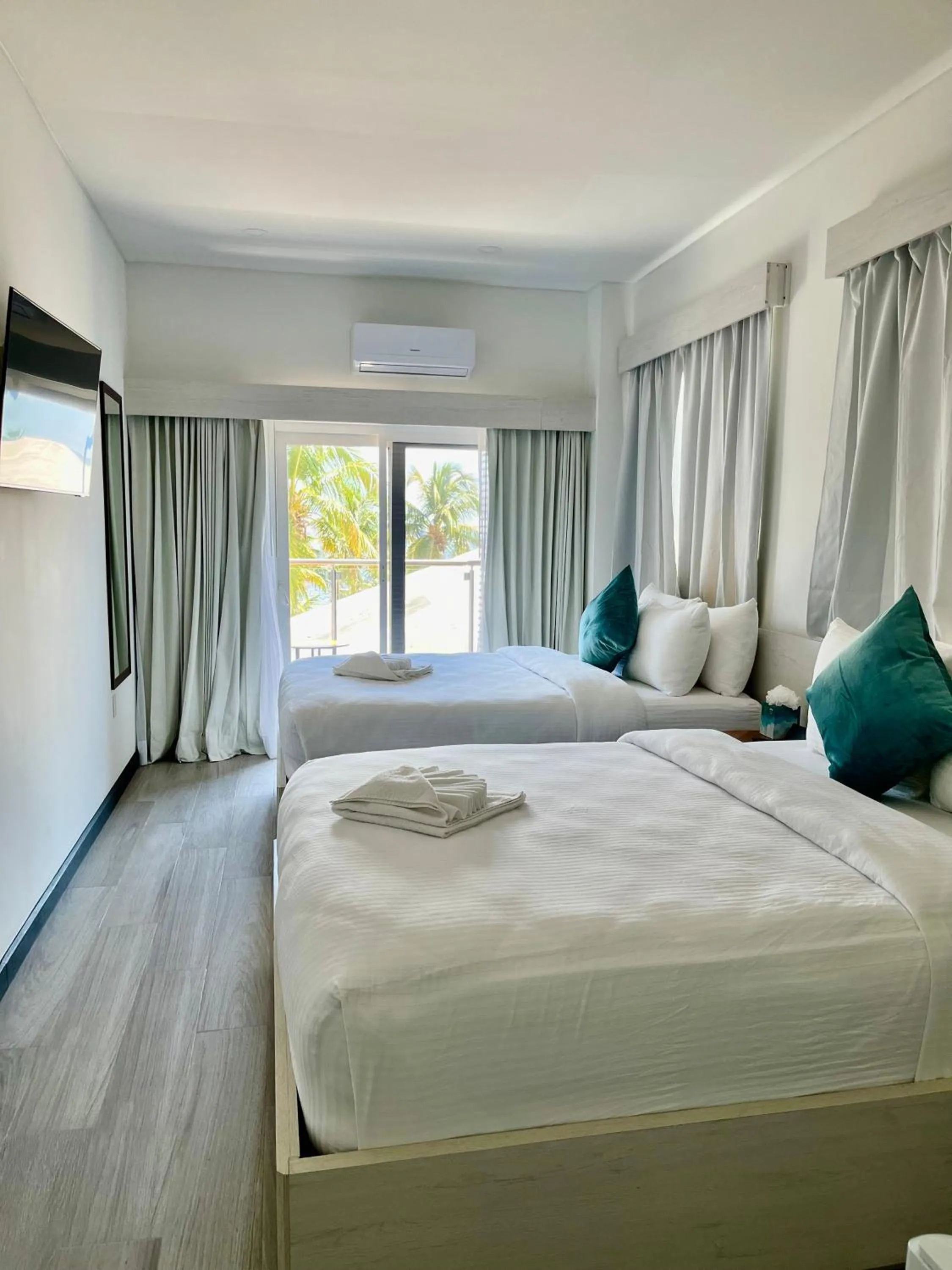 Bedroom, Bed in The Watermark Hotel