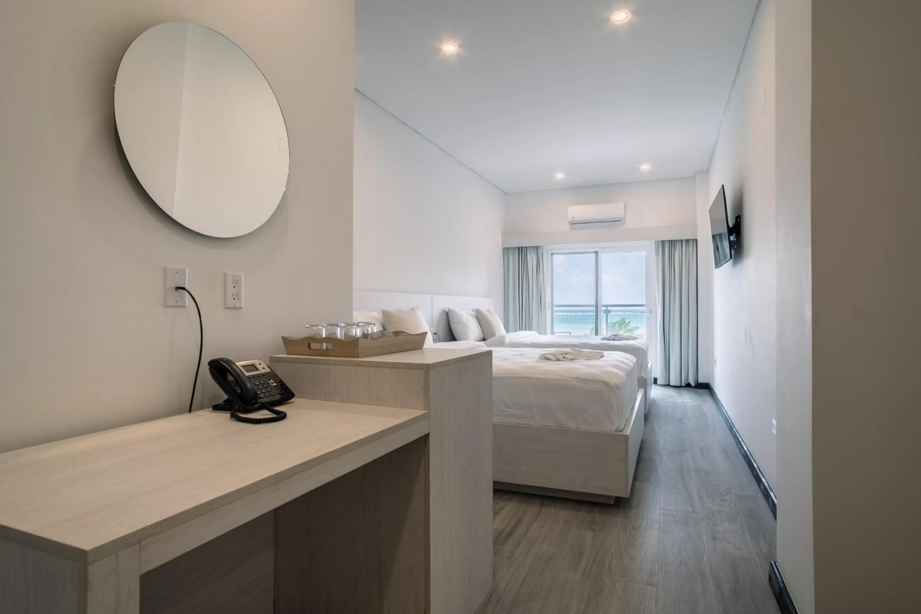 Photo of the whole room, Bed in The Watermark Hotel