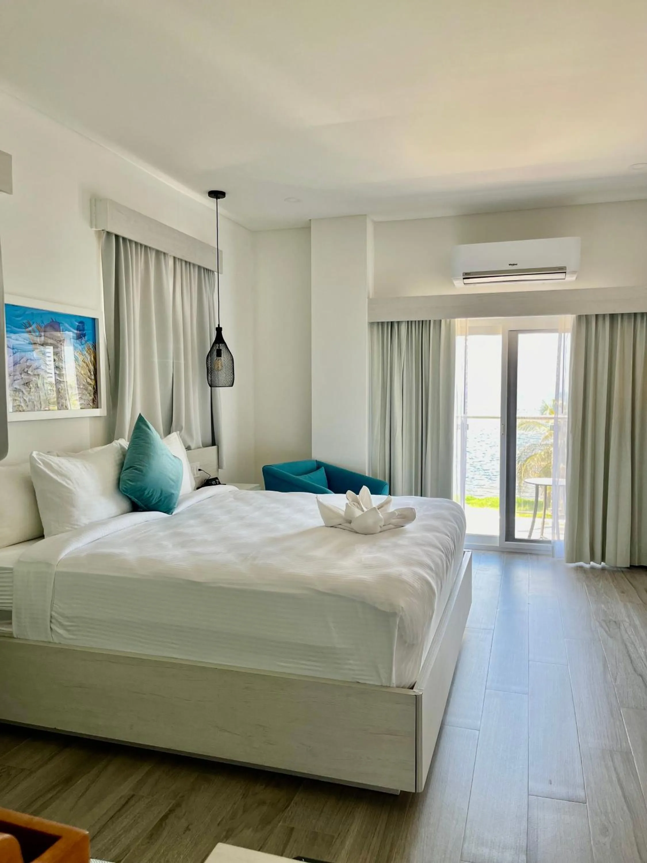 Bedroom, Bed in The Watermark Hotel