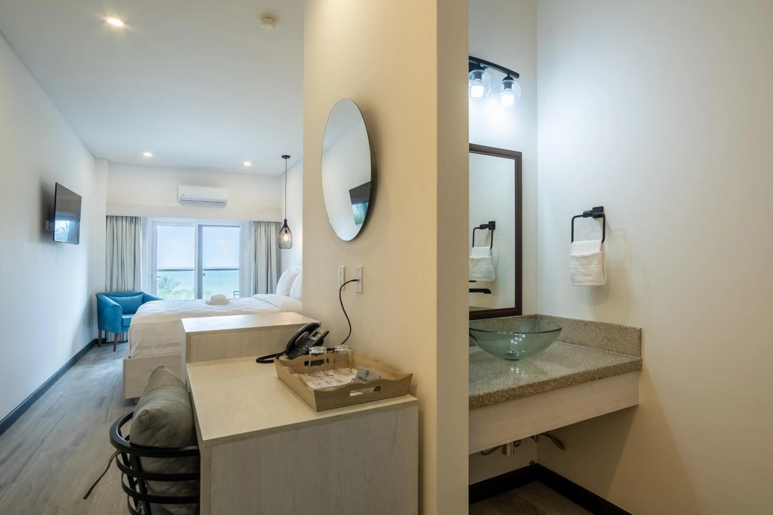 Photo of the whole room, Bed in The Watermark Hotel