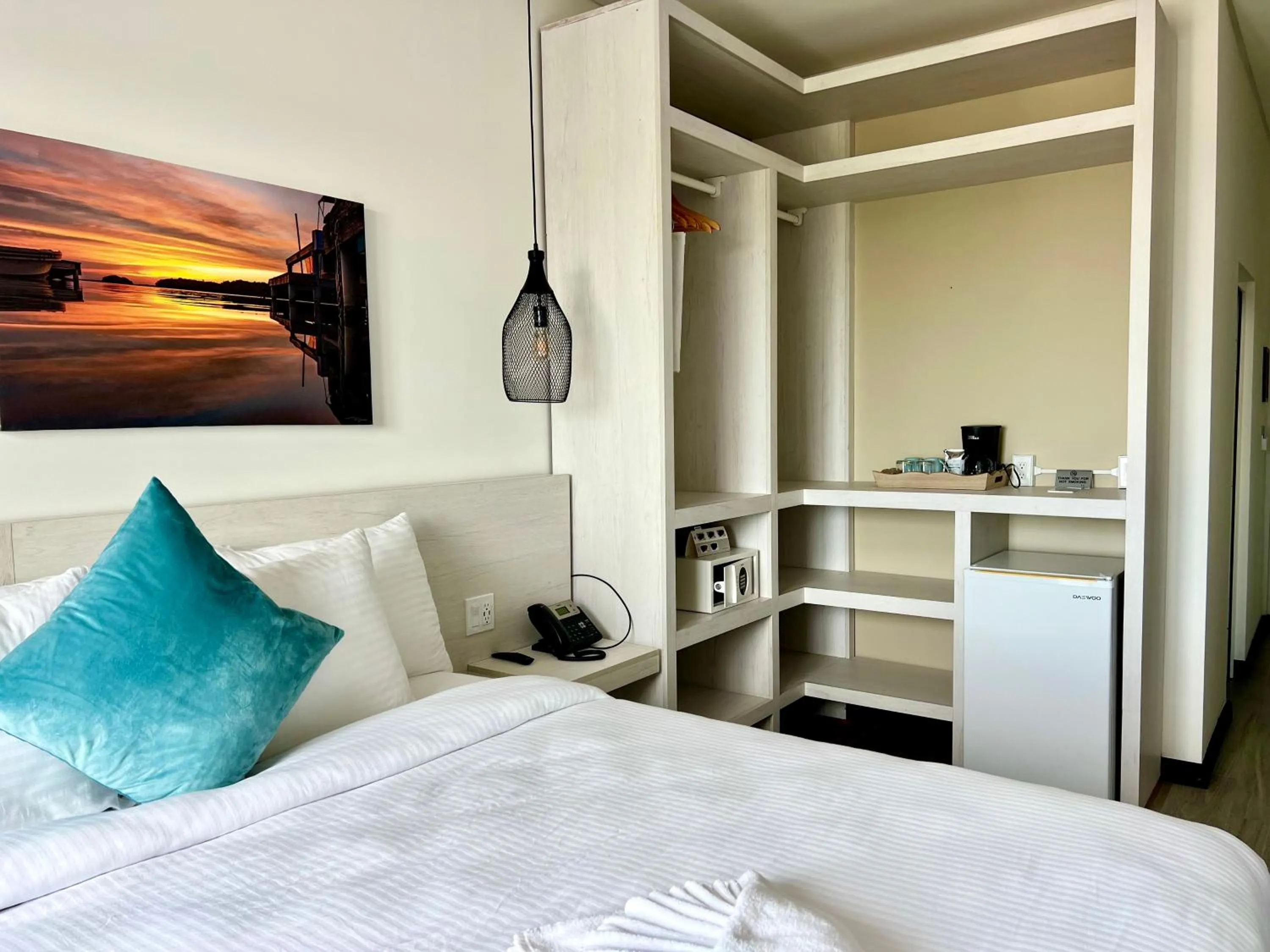 Bedroom, Bed in The Watermark Hotel