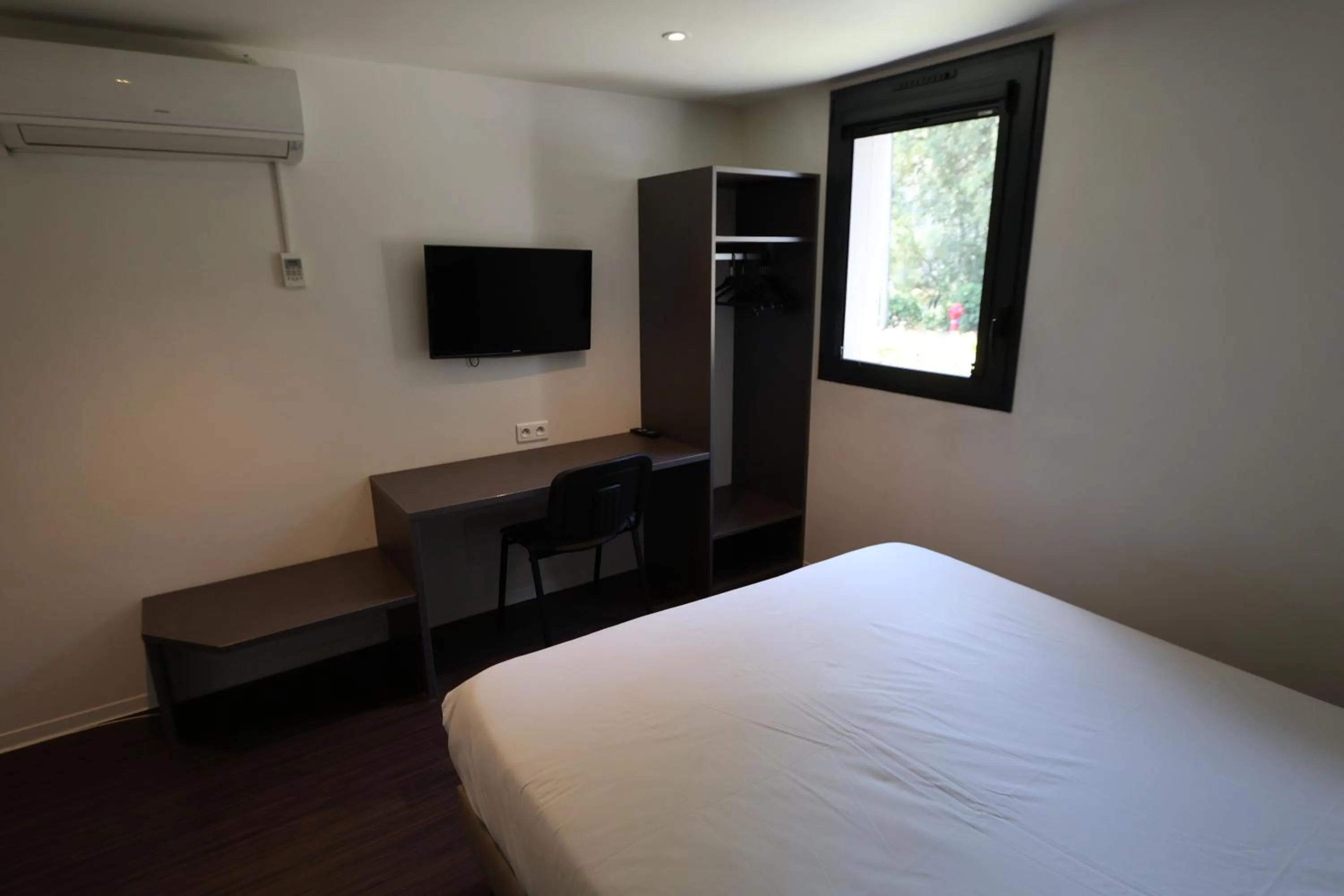 Bedroom, Bed in Brit Hotel Montpellier Euromédecine