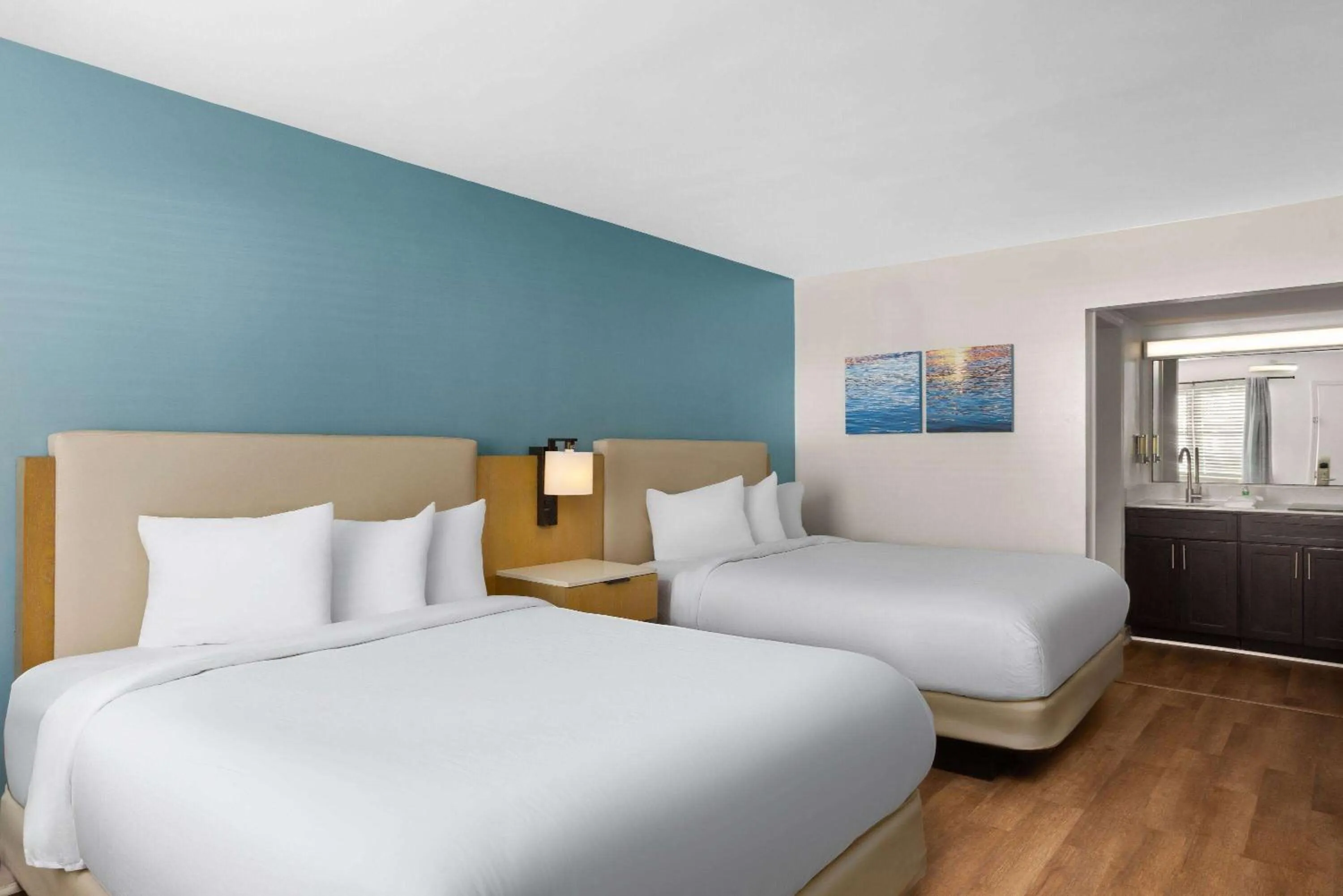 Photo of the whole room, Bed in Hotel Manteo, Trademark Collection by Wyndham