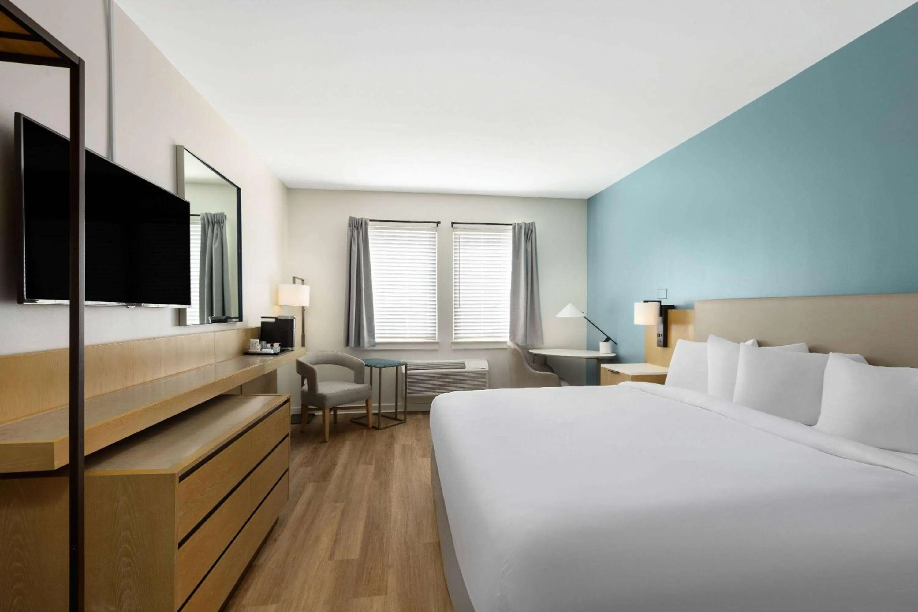 Photo of the whole room, Bed in Hotel Manteo, Trademark Collection by Wyndham