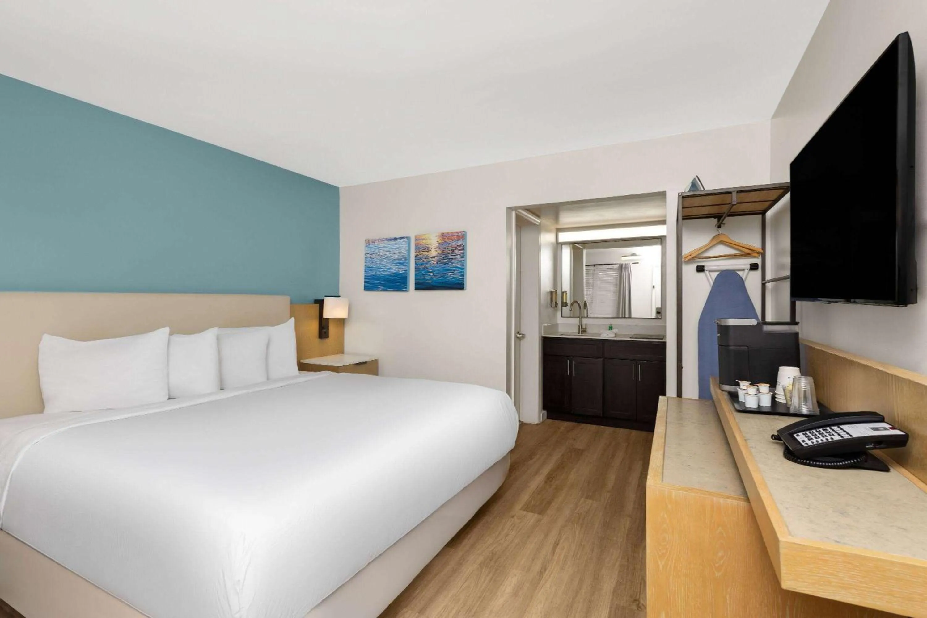 Photo of the whole room, Bed in Hotel Manteo, Trademark Collection by Wyndham