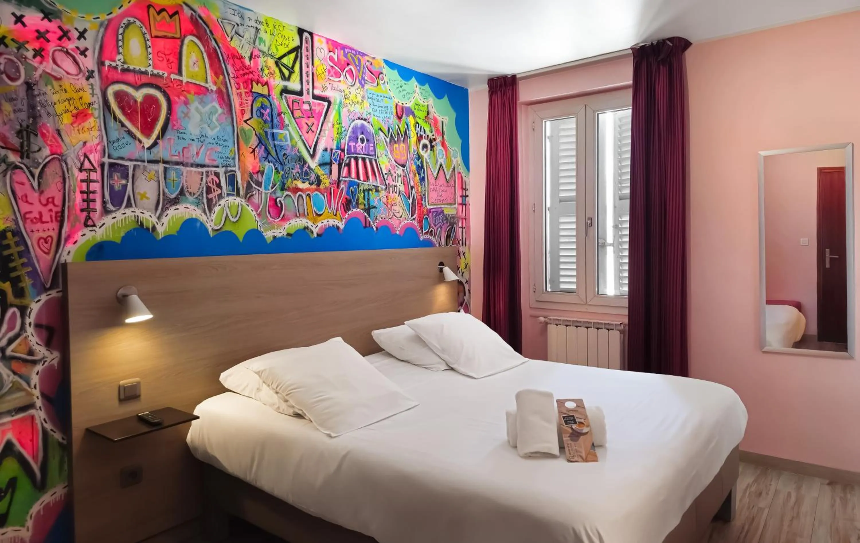 Photo of the whole room, Bed in Grand Hôtel Dauphiné Toulon, Boutique Hôtel & Suites