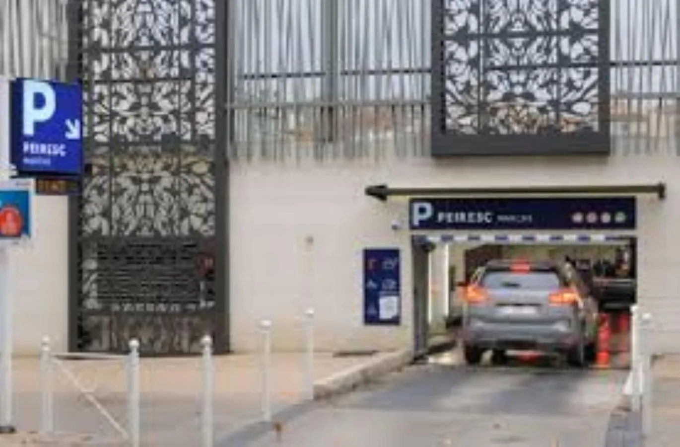 Parking in Grand Hôtel Dauphiné Toulon, Boutique Hôtel & Suites