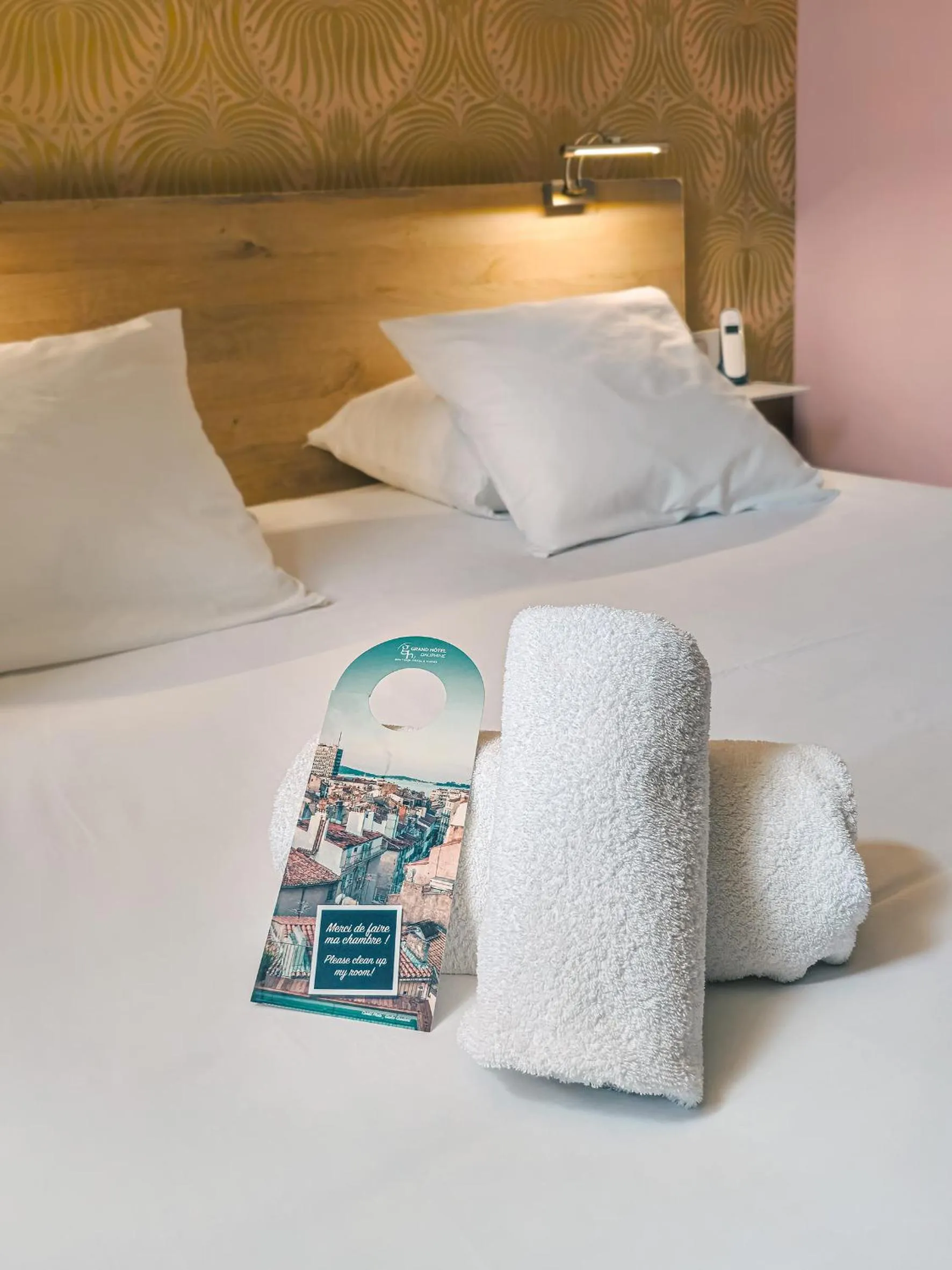 Bed in Grand Hôtel Dauphiné Toulon, Boutique Hôtel & Suites