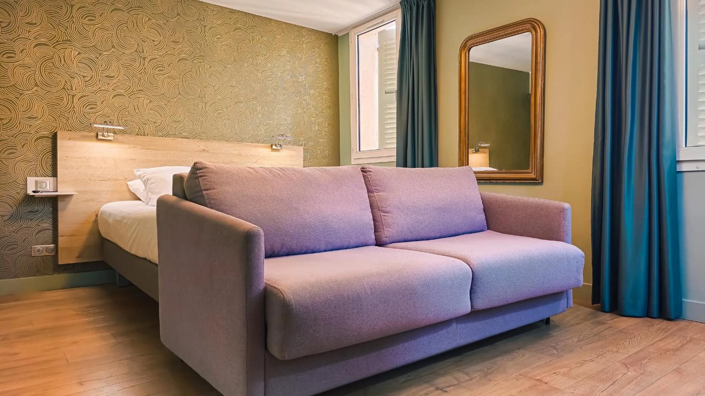 Bed in Grand Hôtel Dauphiné Toulon, Boutique Hôtel & Suites
