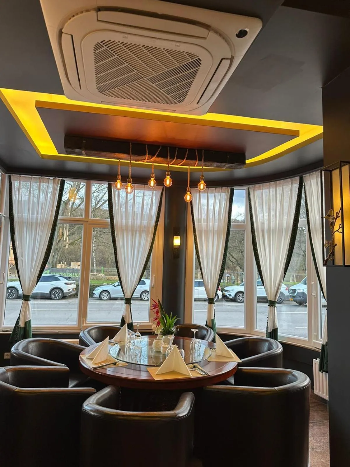 Restaurant/places to eat in hotel whiteswan