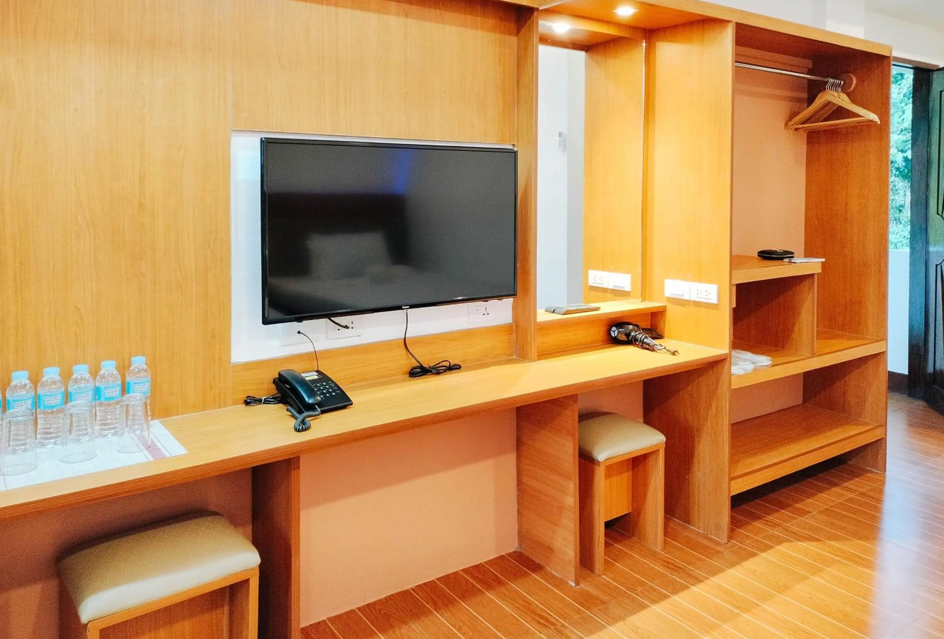 TV and multimedia in RedDoorz @ Sun Kissed Resort Guindulman