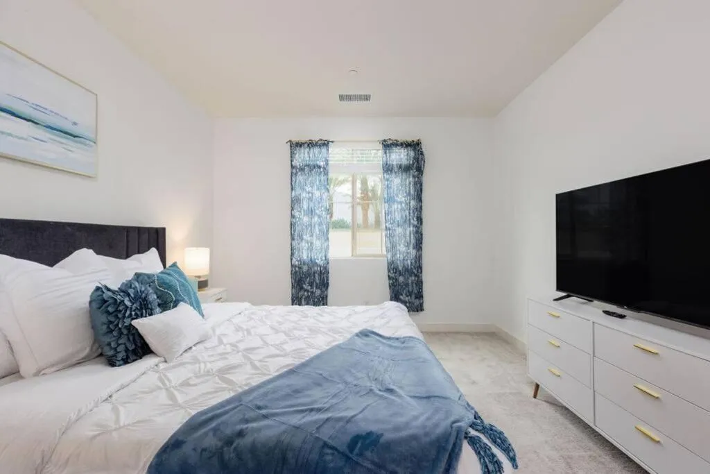 TV and multimedia, Bed in Near Coachella and Stagecoach Palm Springs , PGA resort Villa ,Golf, community pool, gym