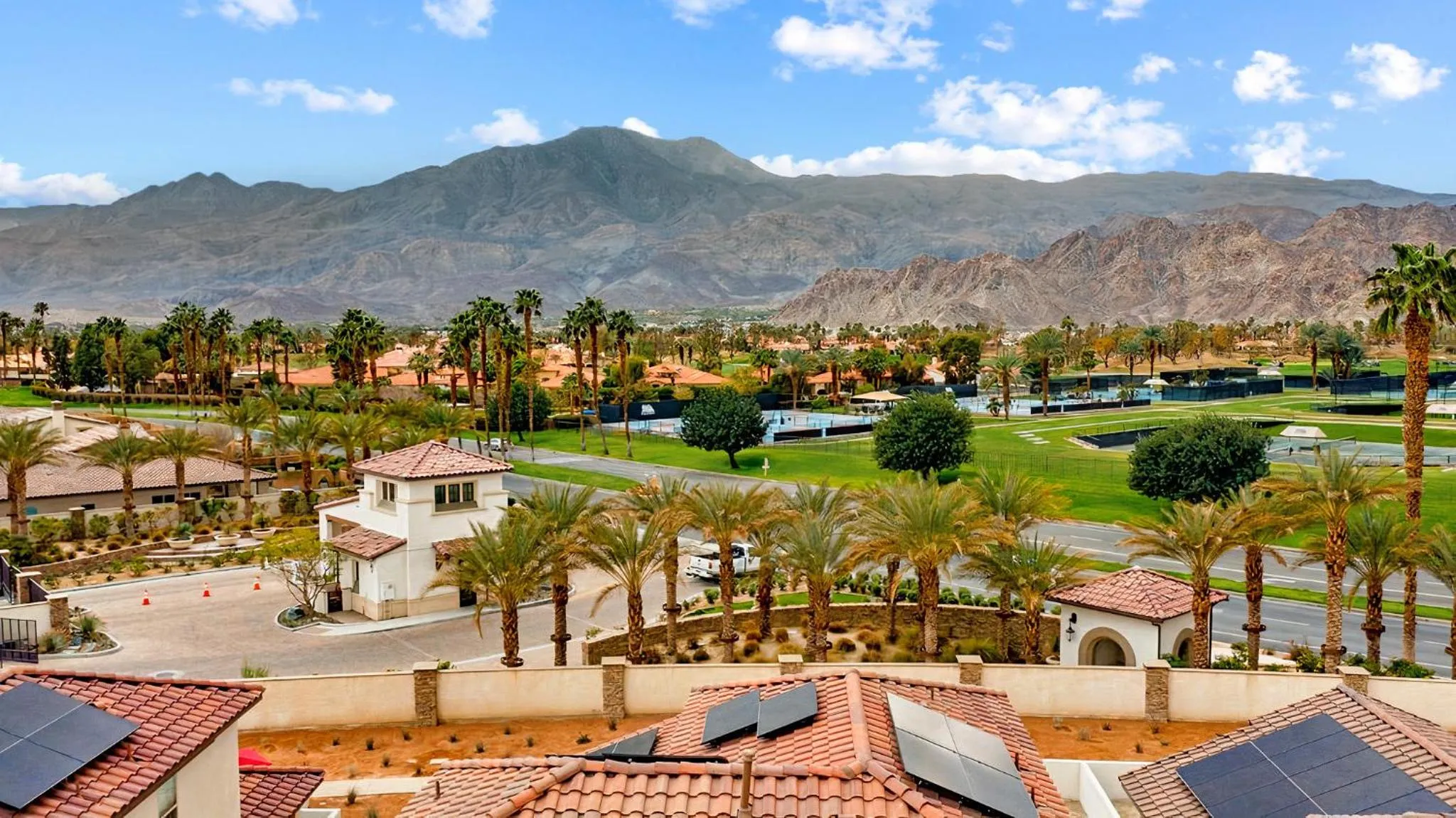 Neighbourhood in Near Coachella and Stagecoach Palm Springs , PGA resort Villa ,Golf, community pool, gym