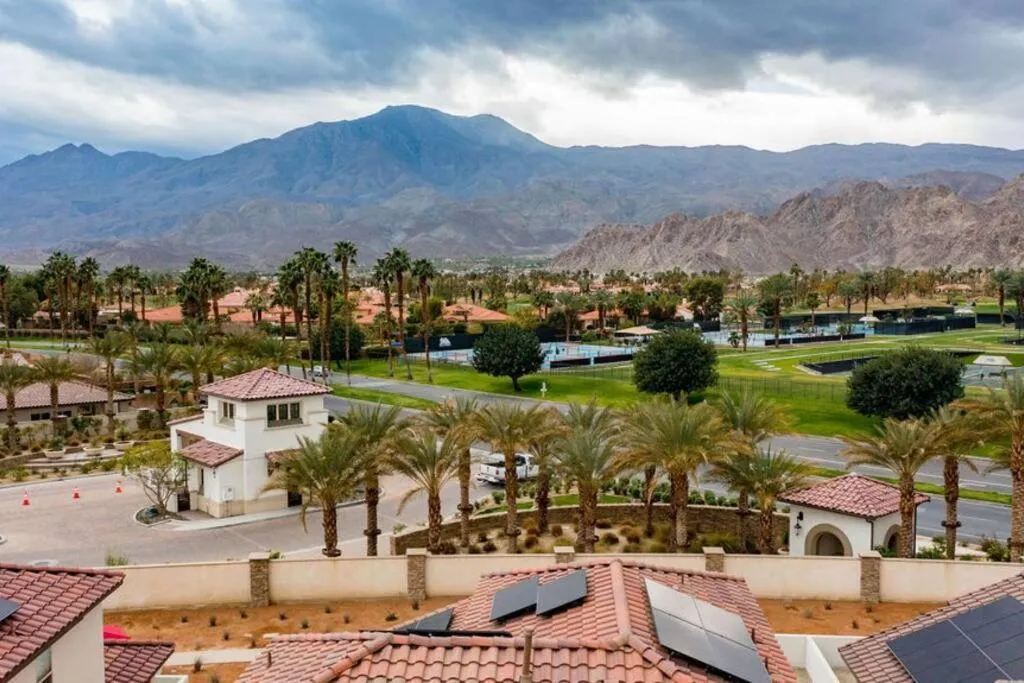 Neighbourhood in Near Coachella and Stagecoach Palm Springs , PGA resort Villa ,Golf, community pool, gym