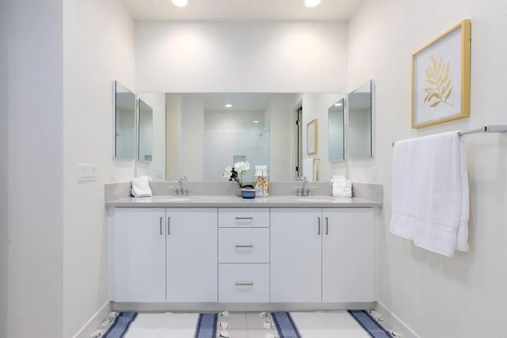 Near Coachella and Stagecoach Palm Springs , PGA resort Villa ,Golf, community pool, gym