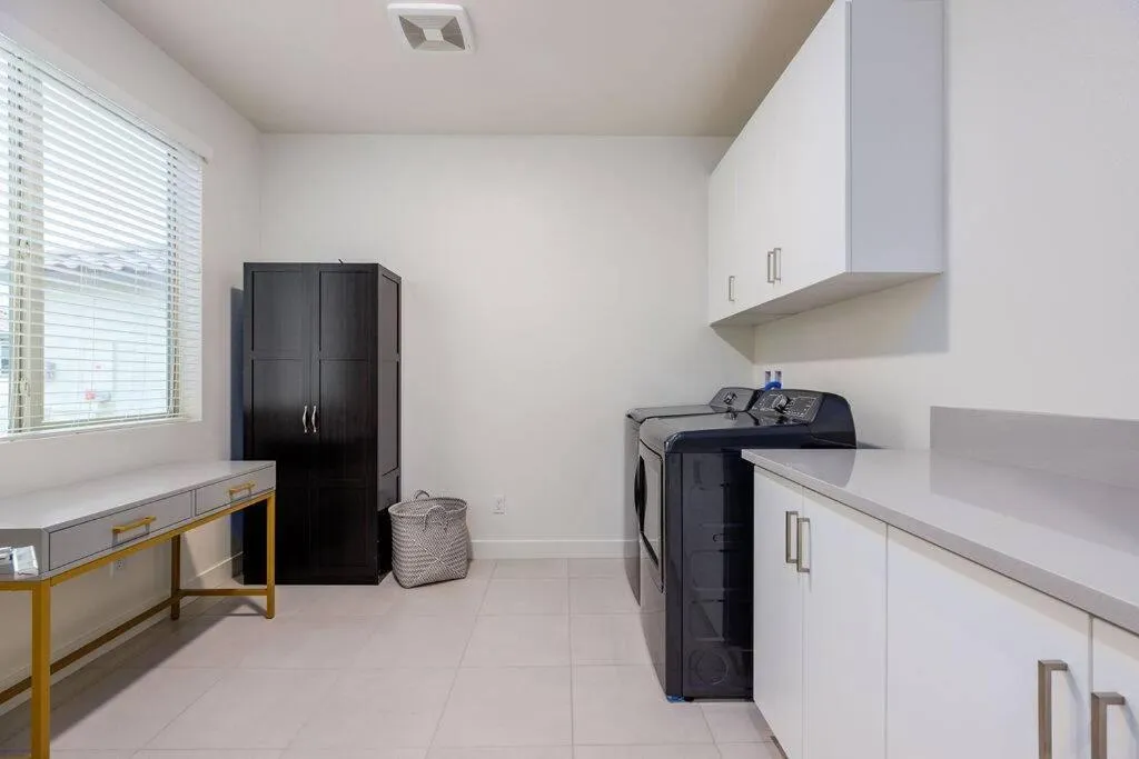 washing machine in Near Coachella and Stagecoach Palm Springs , PGA resort Villa ,Golf, community pool, gym