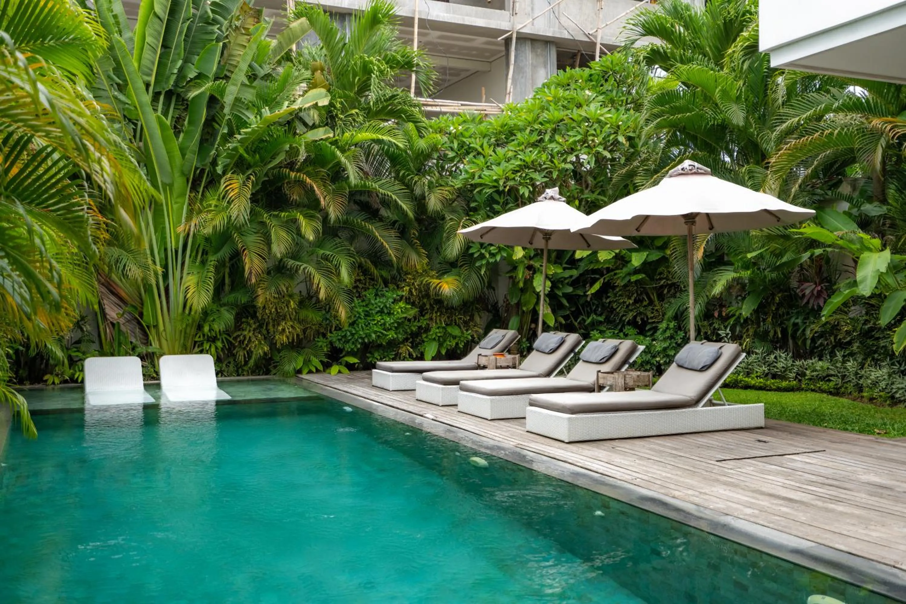 Swimming pool in Flores Villa by Betterplace