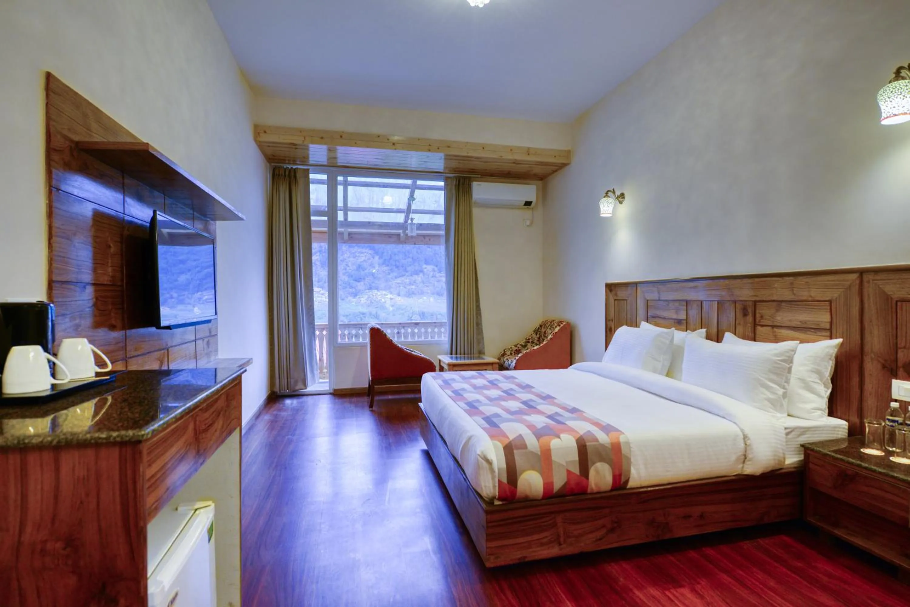 Photo of the whole room, Bed in Clarks Inn Suites, Manali