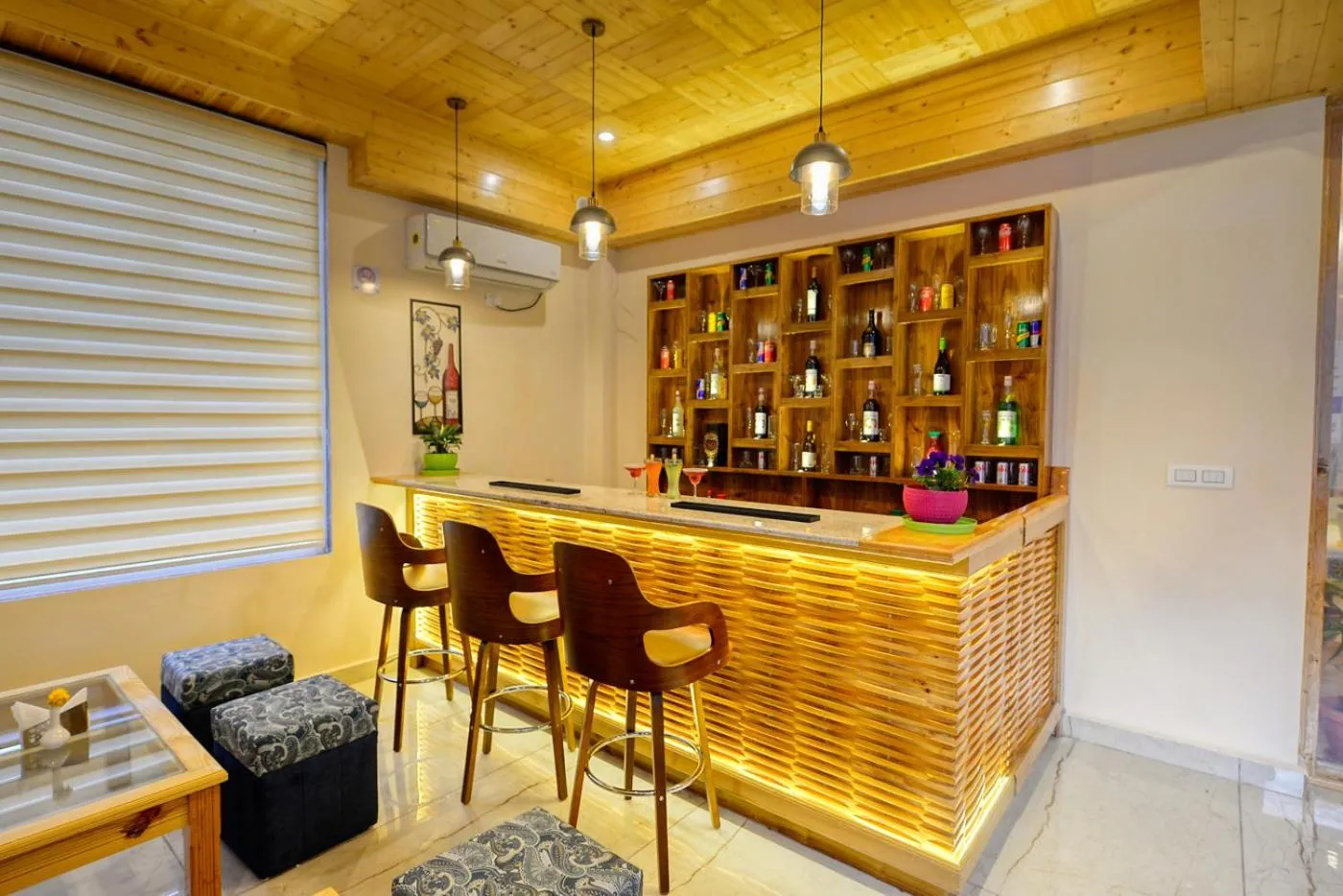 Lounge or bar in Clarks Inn Suites, Manali