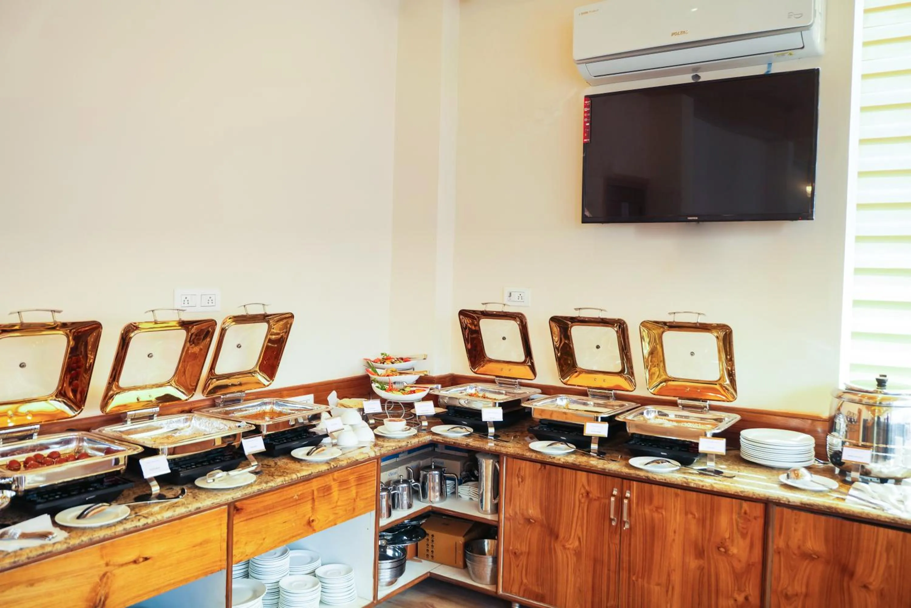 Buffet breakfast in Clarks Inn Suites, Manali