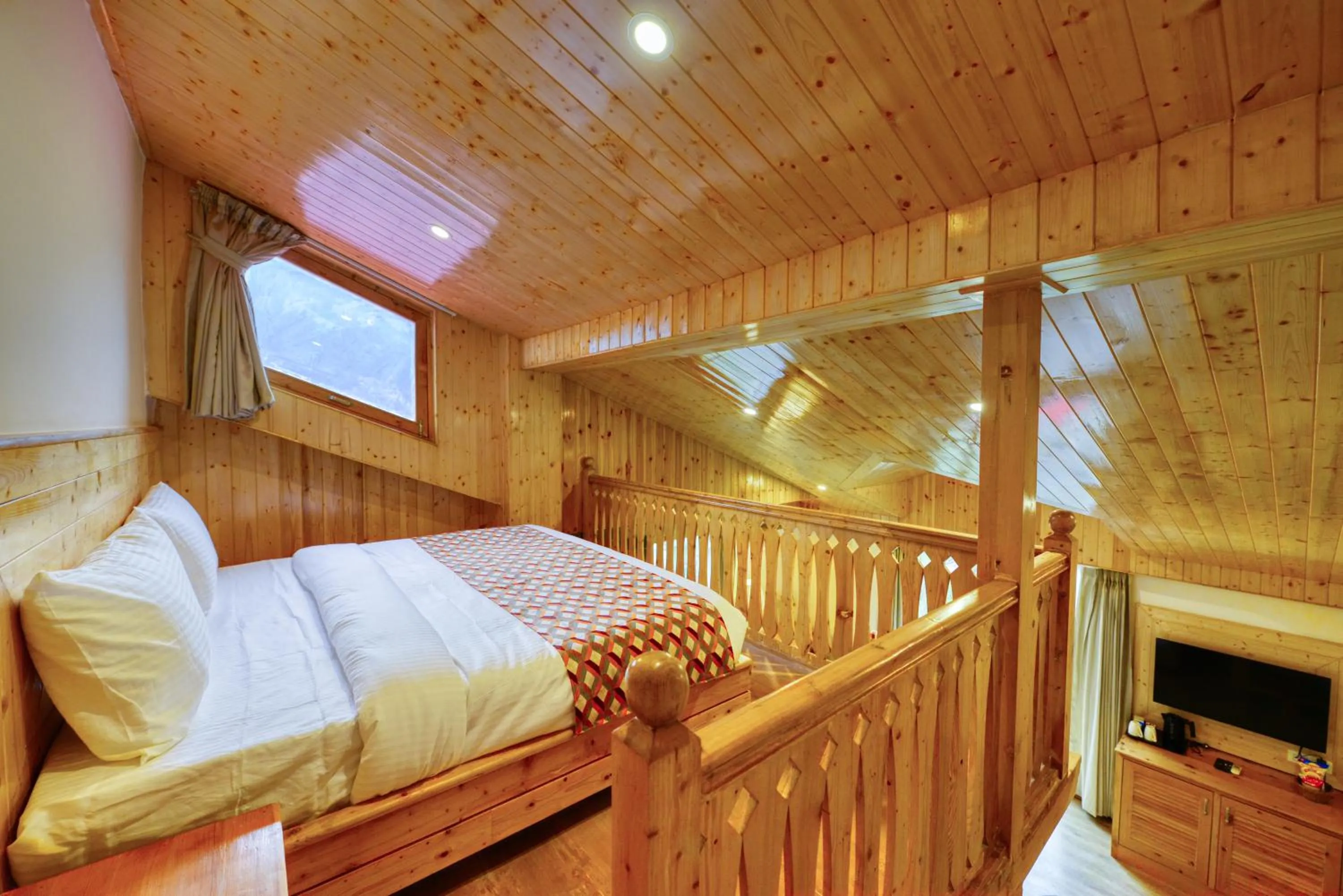 Bedroom, Bed in Clarks Inn Suites, Manali