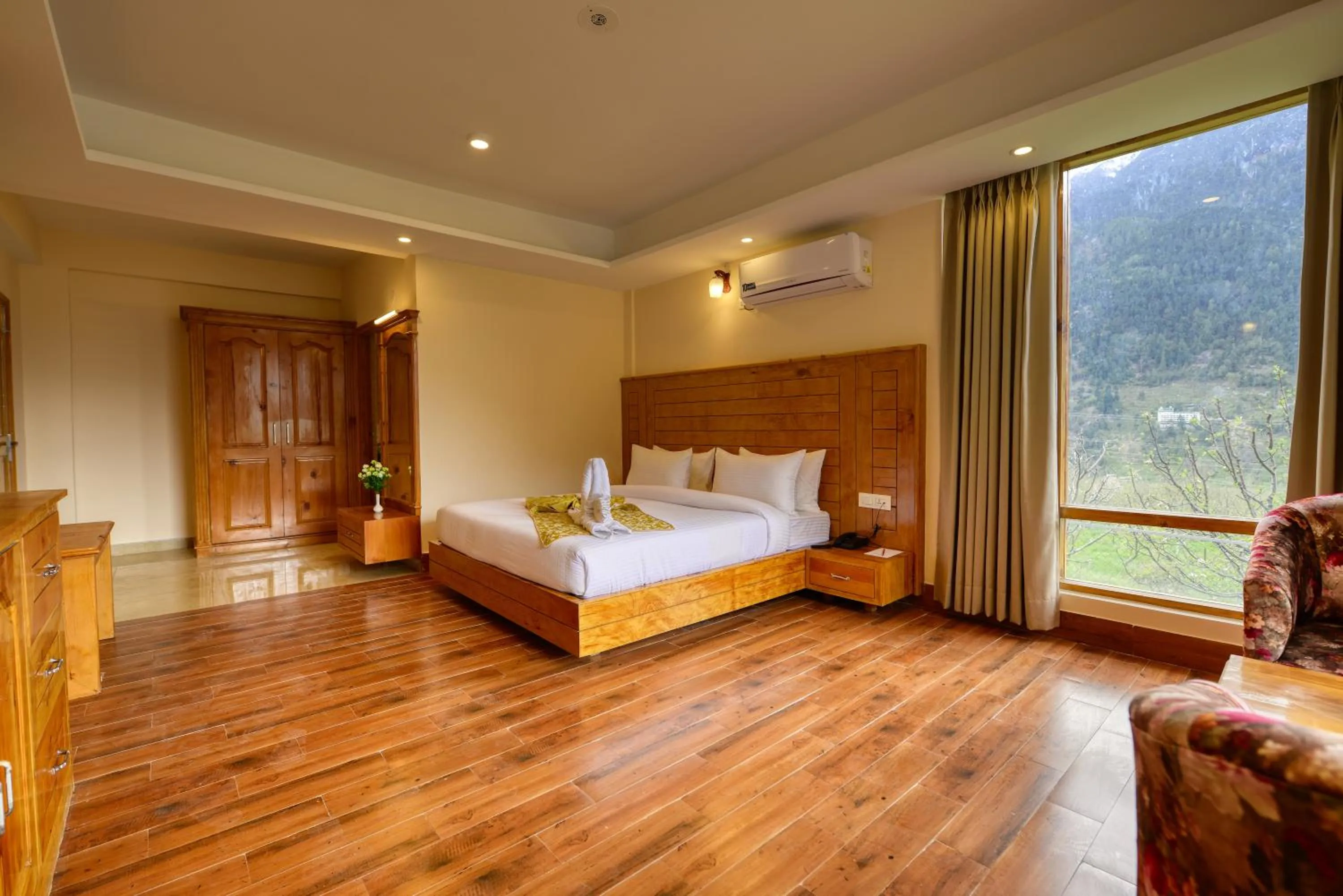 Bed in Clarks Inn Suites, Manali