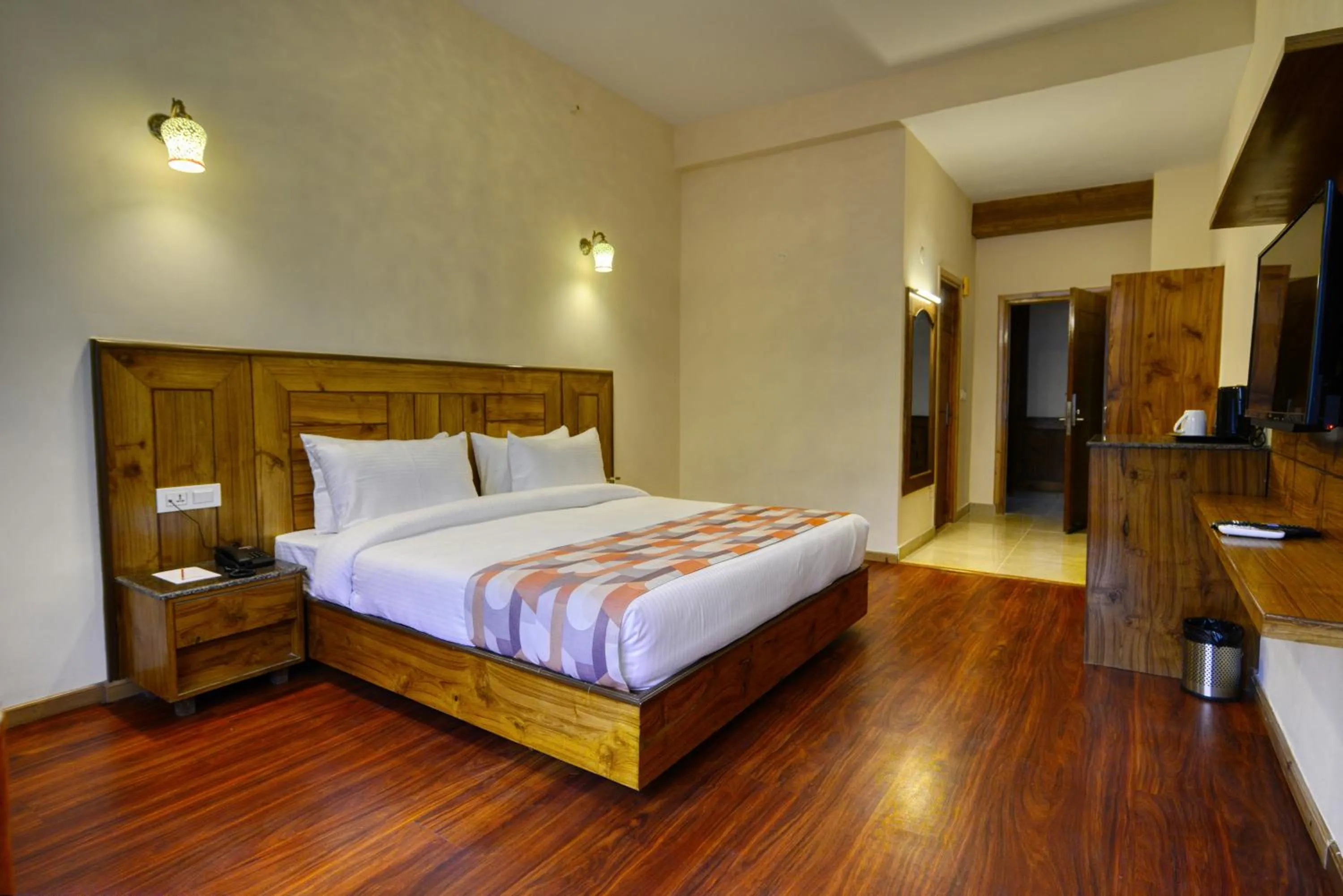 Photo of the whole room, Bed in Clarks Inn Suites, Manali