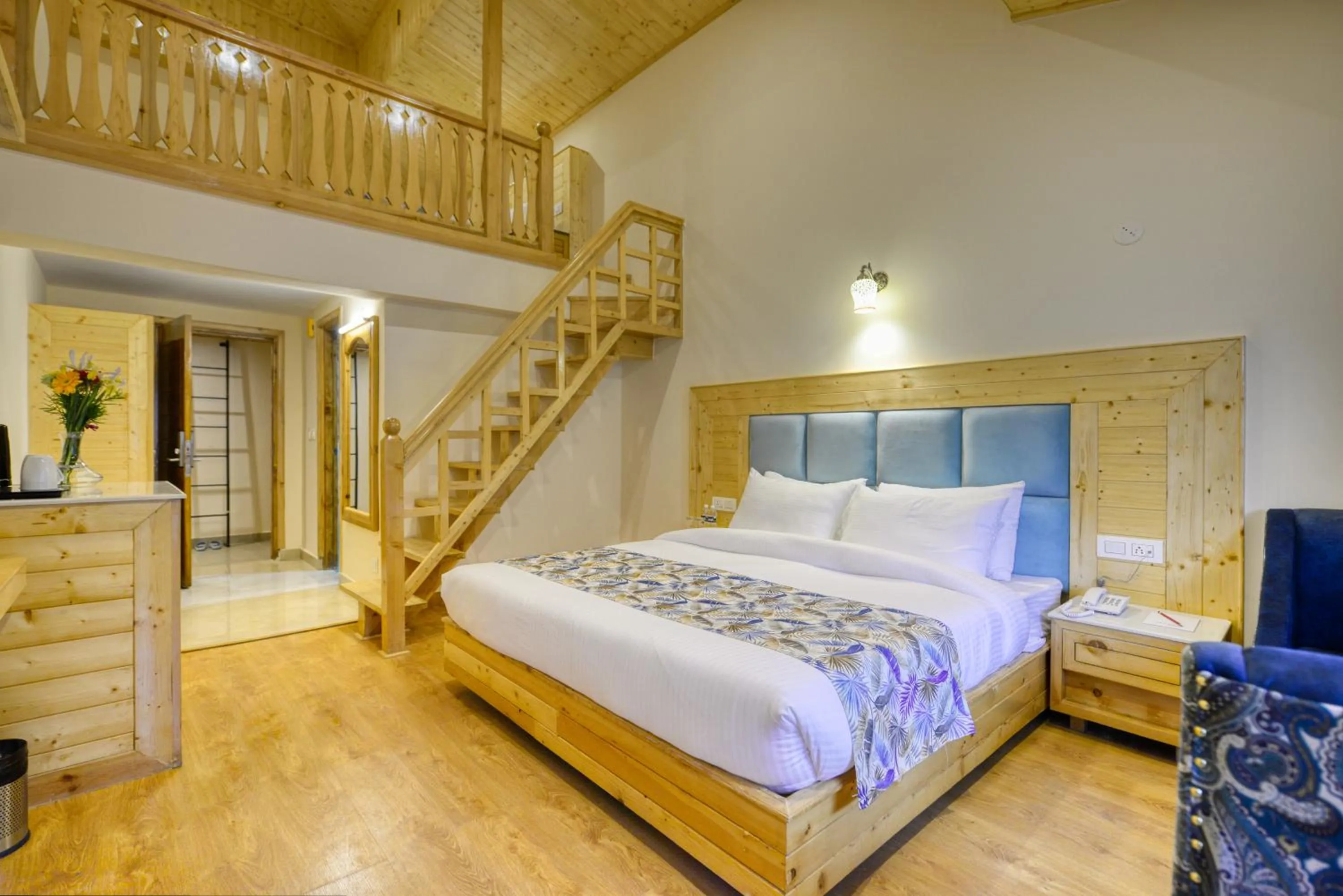 Bedroom, Bed in Clarks Inn Suites, Manali