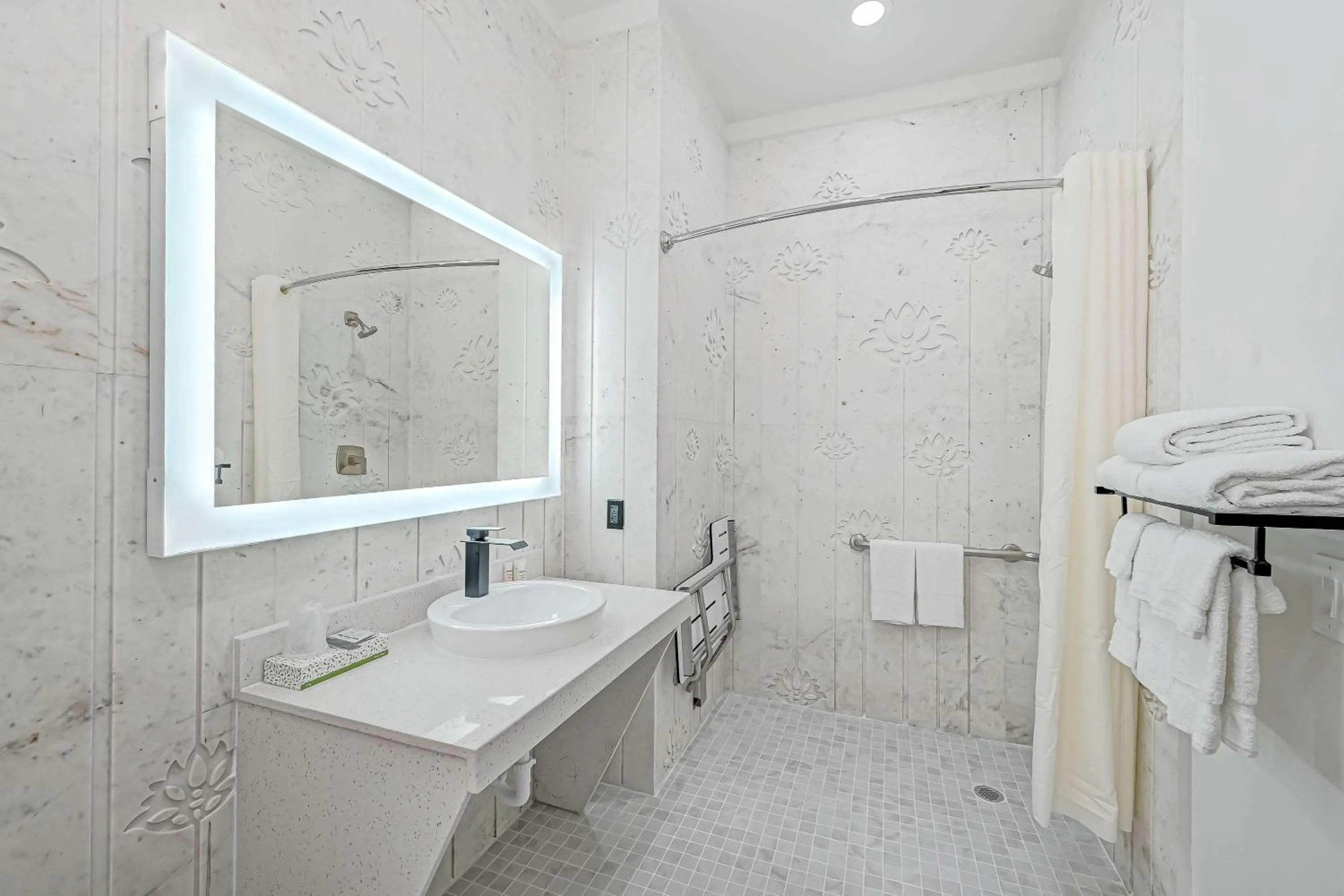 Bathroom in Comfeeni Inn and Suites