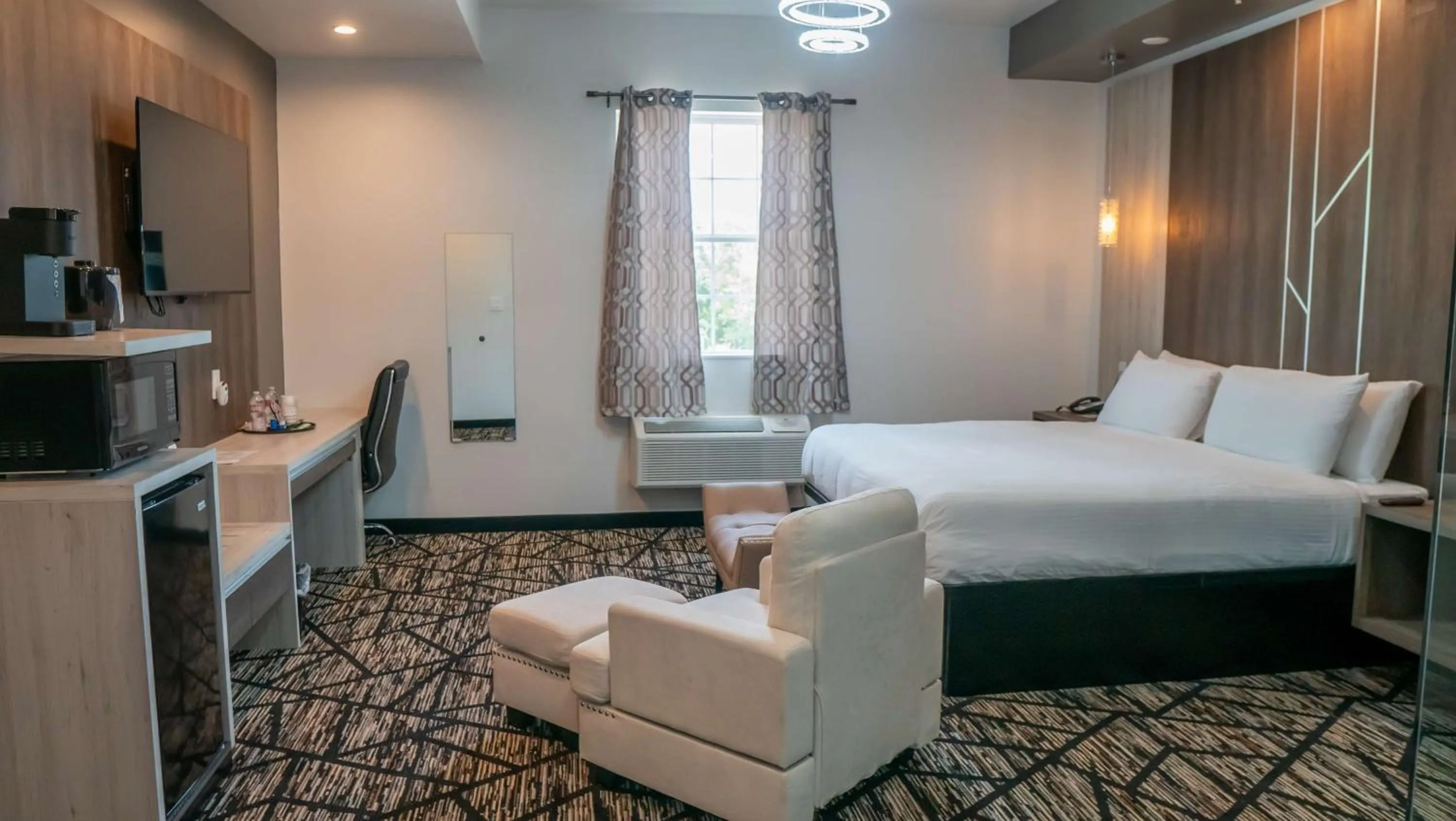 Bedroom, Bed in Comfeeni Inn and Suites