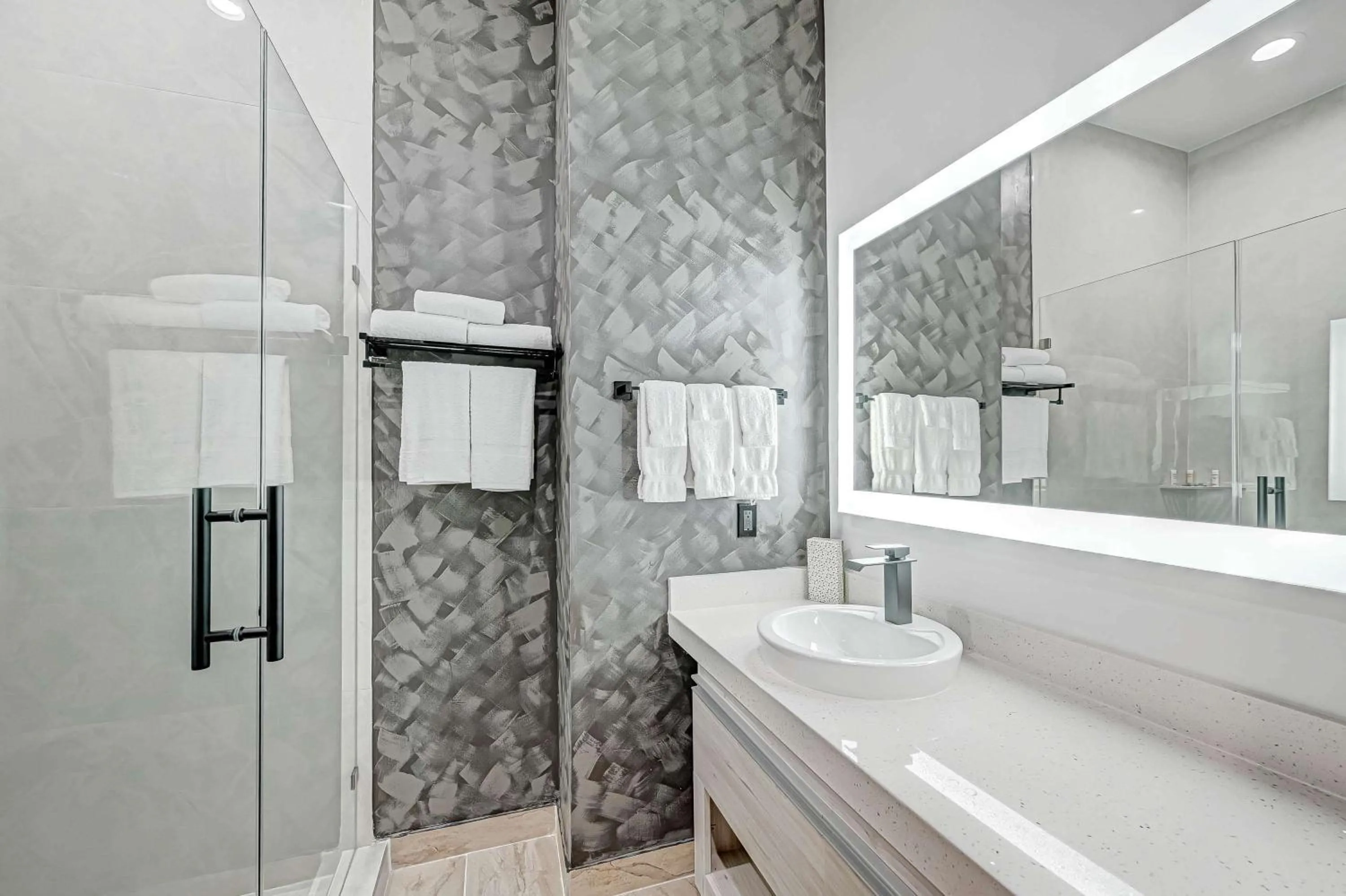 Bathroom in Comfeeni Inn and Suites