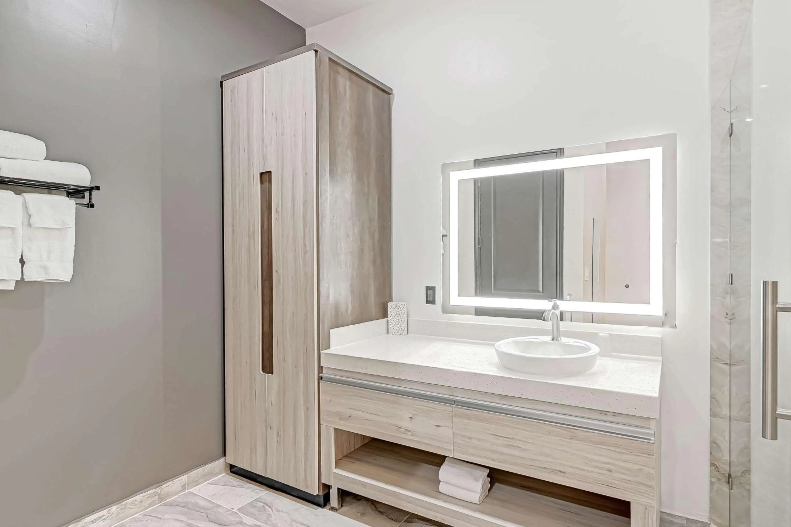 Bathroom in Comfeeni Inn and Suites