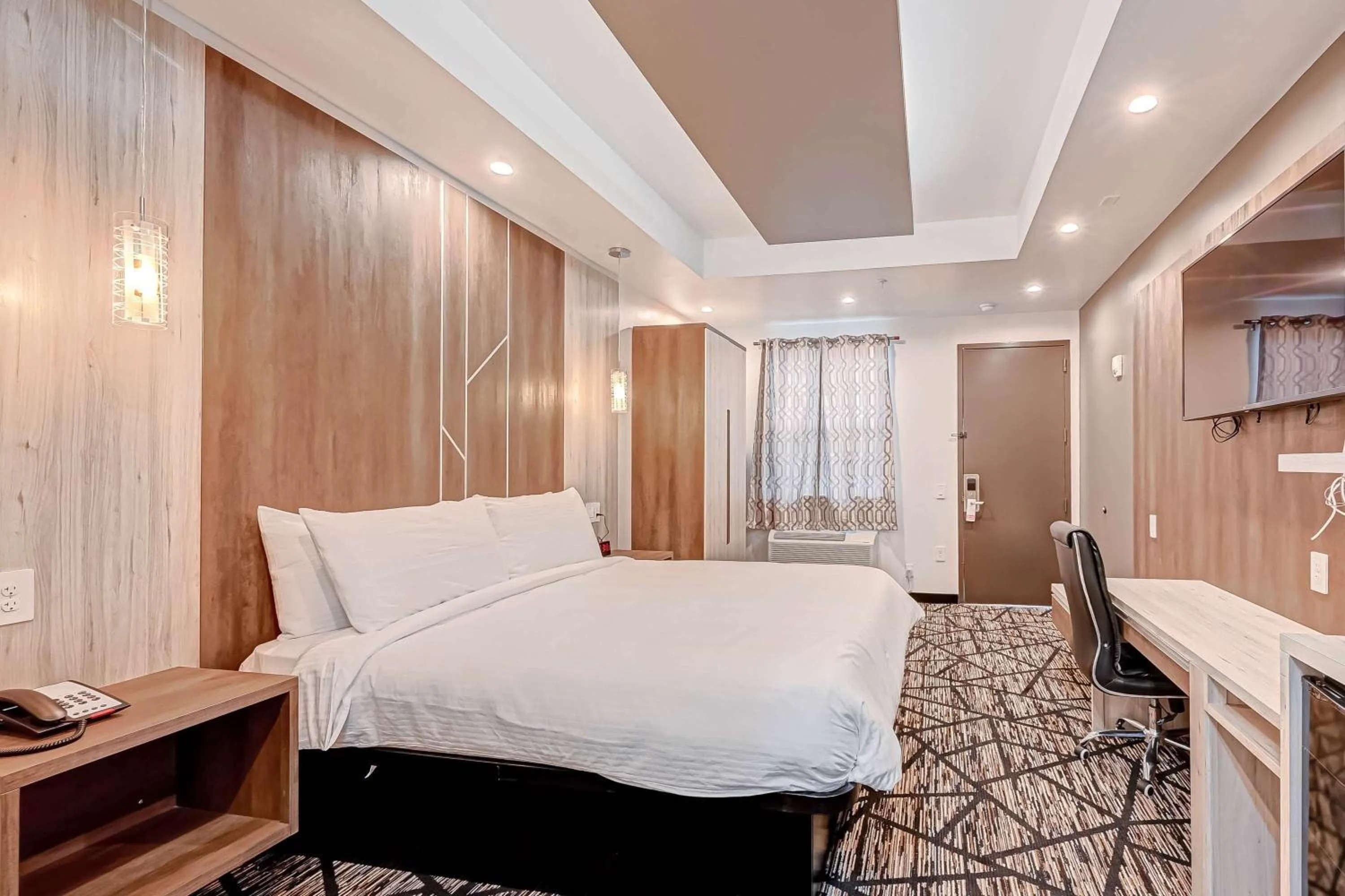 Bedroom, Bed in Comfeeni Inn and Suites