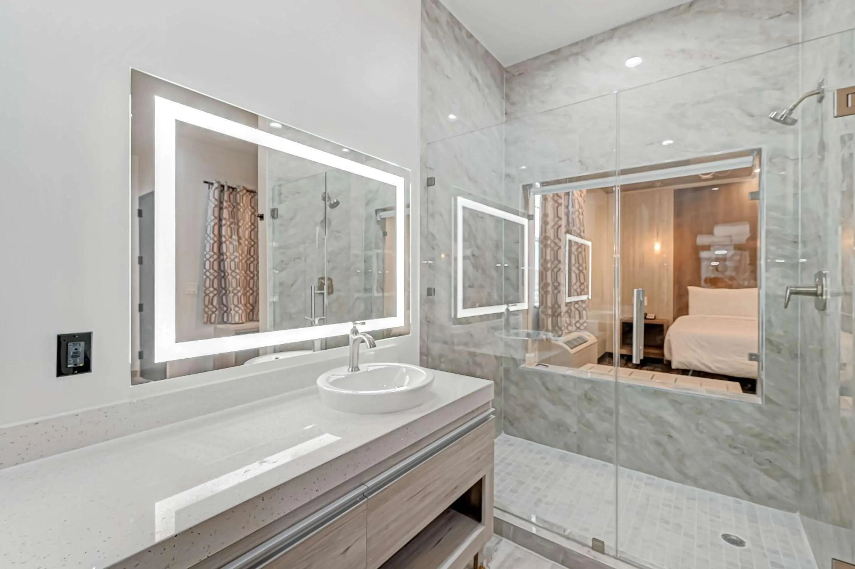 Bathroom in Comfeeni Inn and Suites