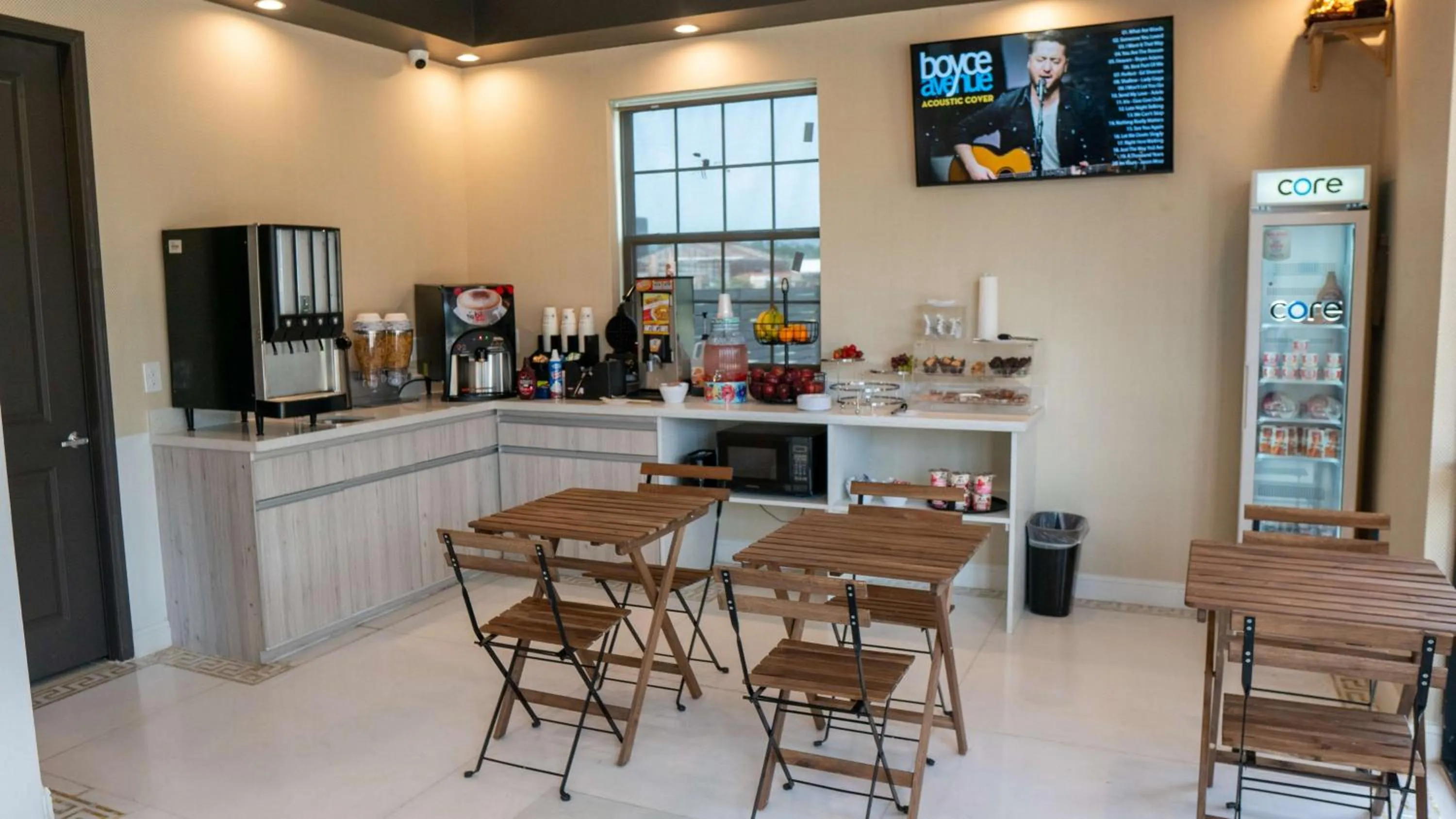 Breakfast in Comfeeni Inn and Suites