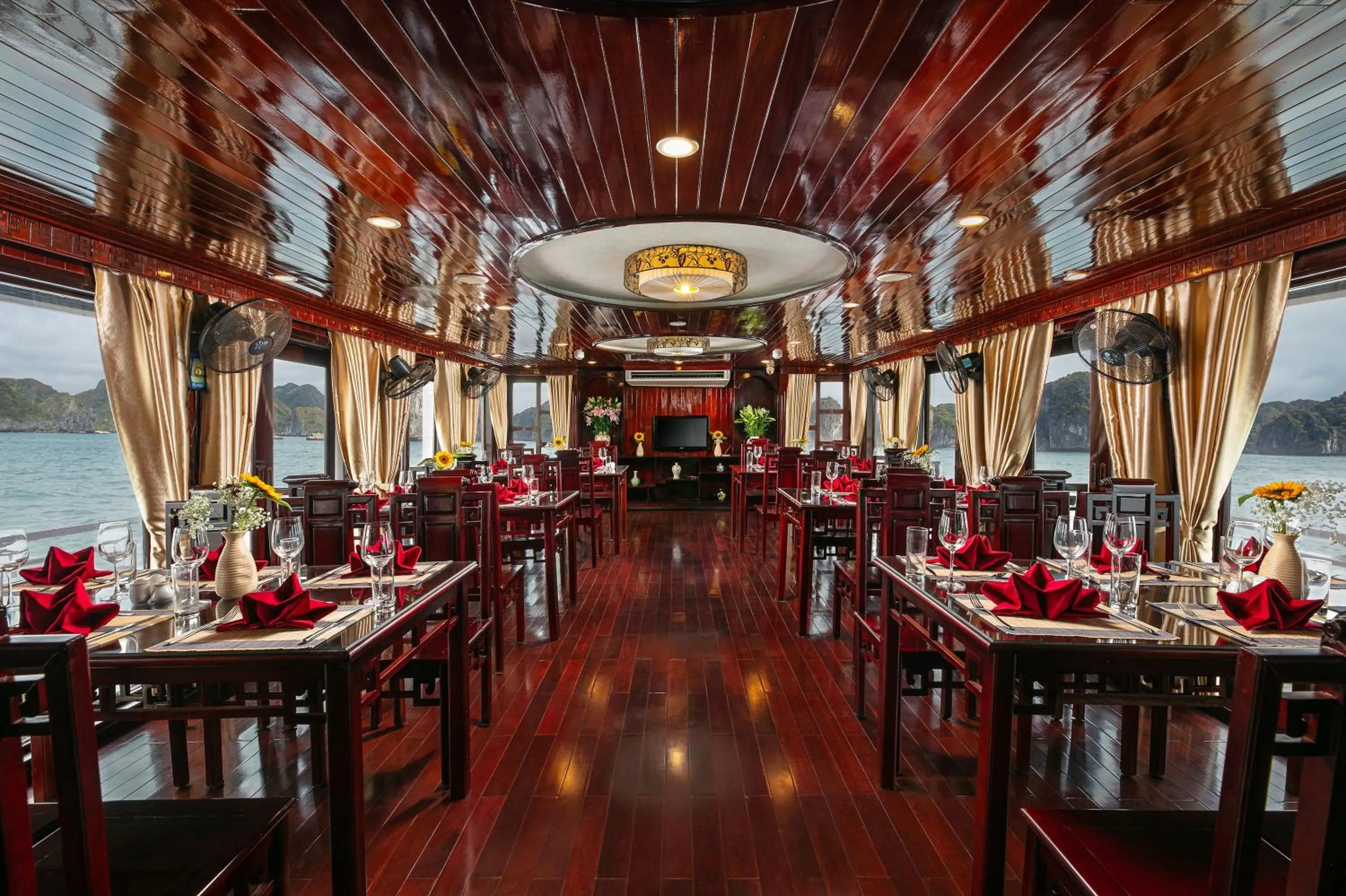 Restaurant/places to eat in La Regina Classic Cruise