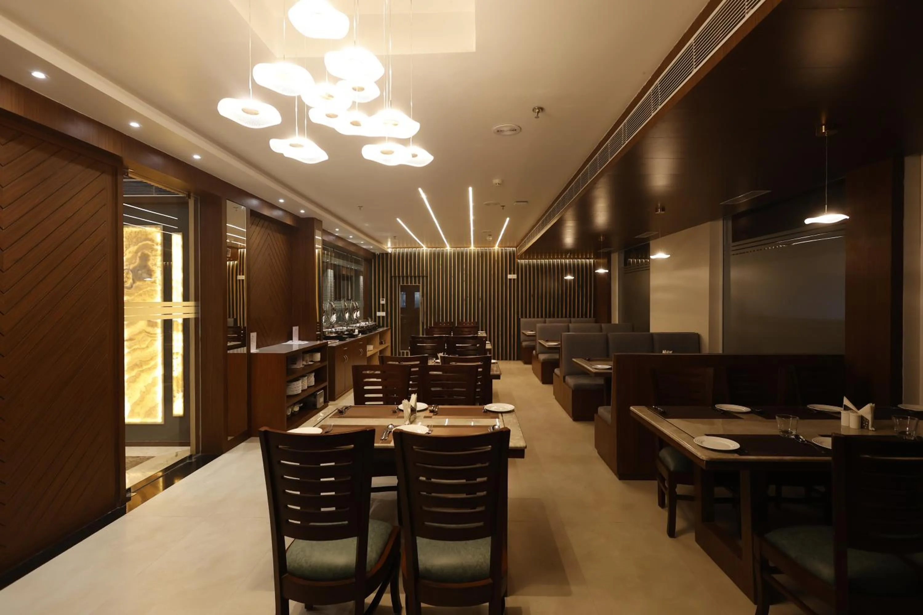 Restaurant/places to eat in Pride Biznotel Canopus, Digha