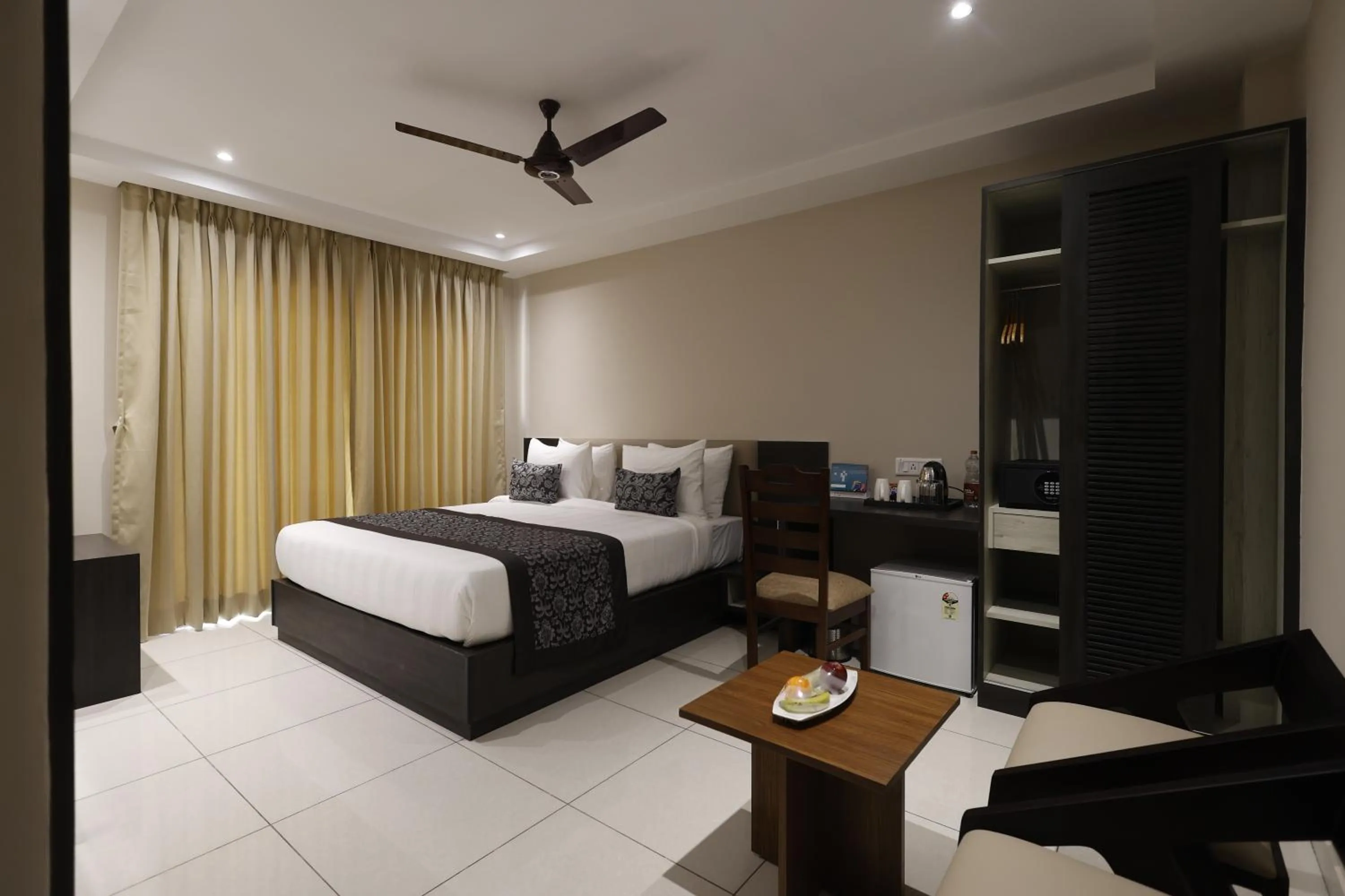 Bedroom, Bed in Pride Biznotel Canopus, Digha