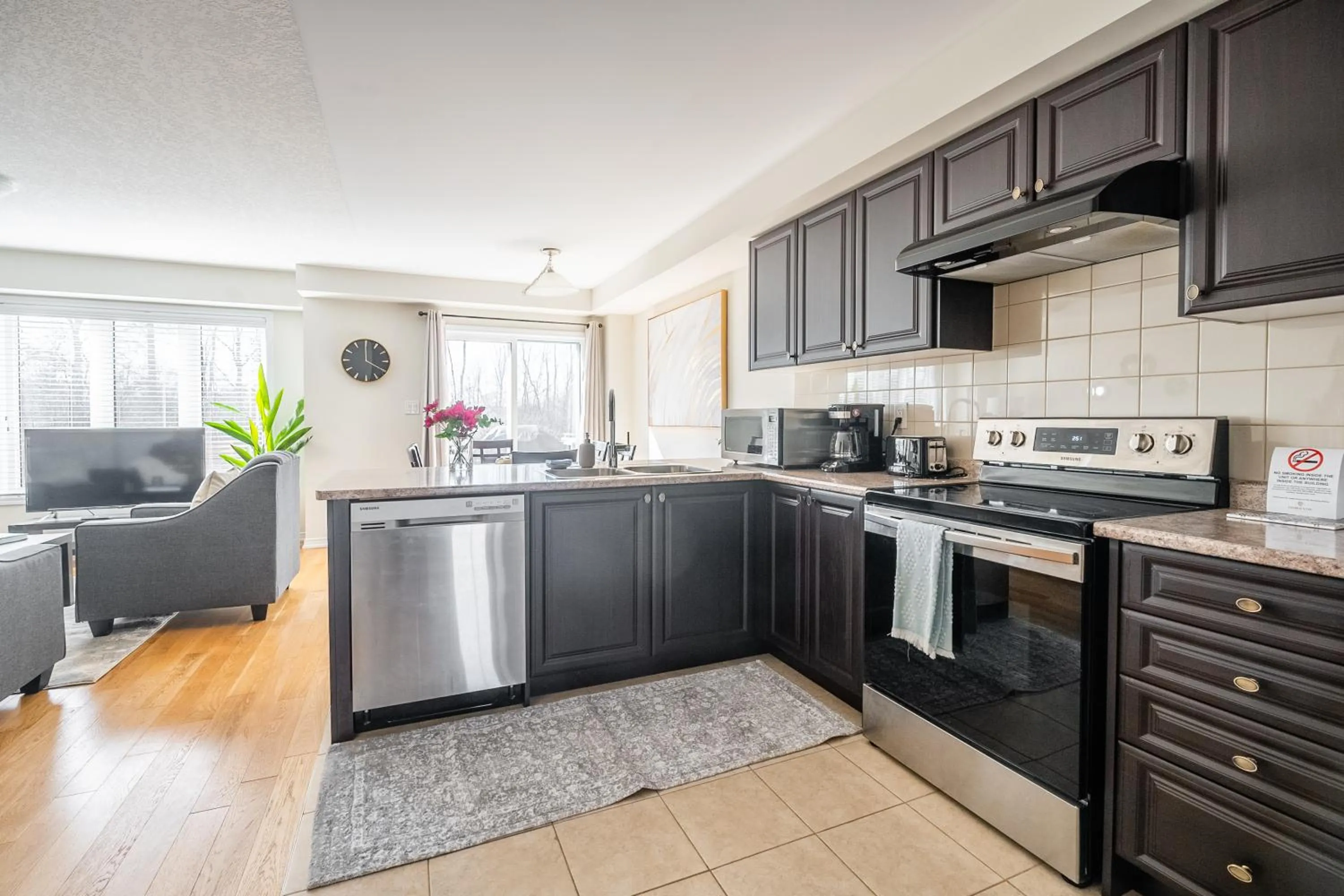 Kitchen or kitchenette in GlobalStay 3 Bedroom Townhouse Near Niagara Falls Brock University