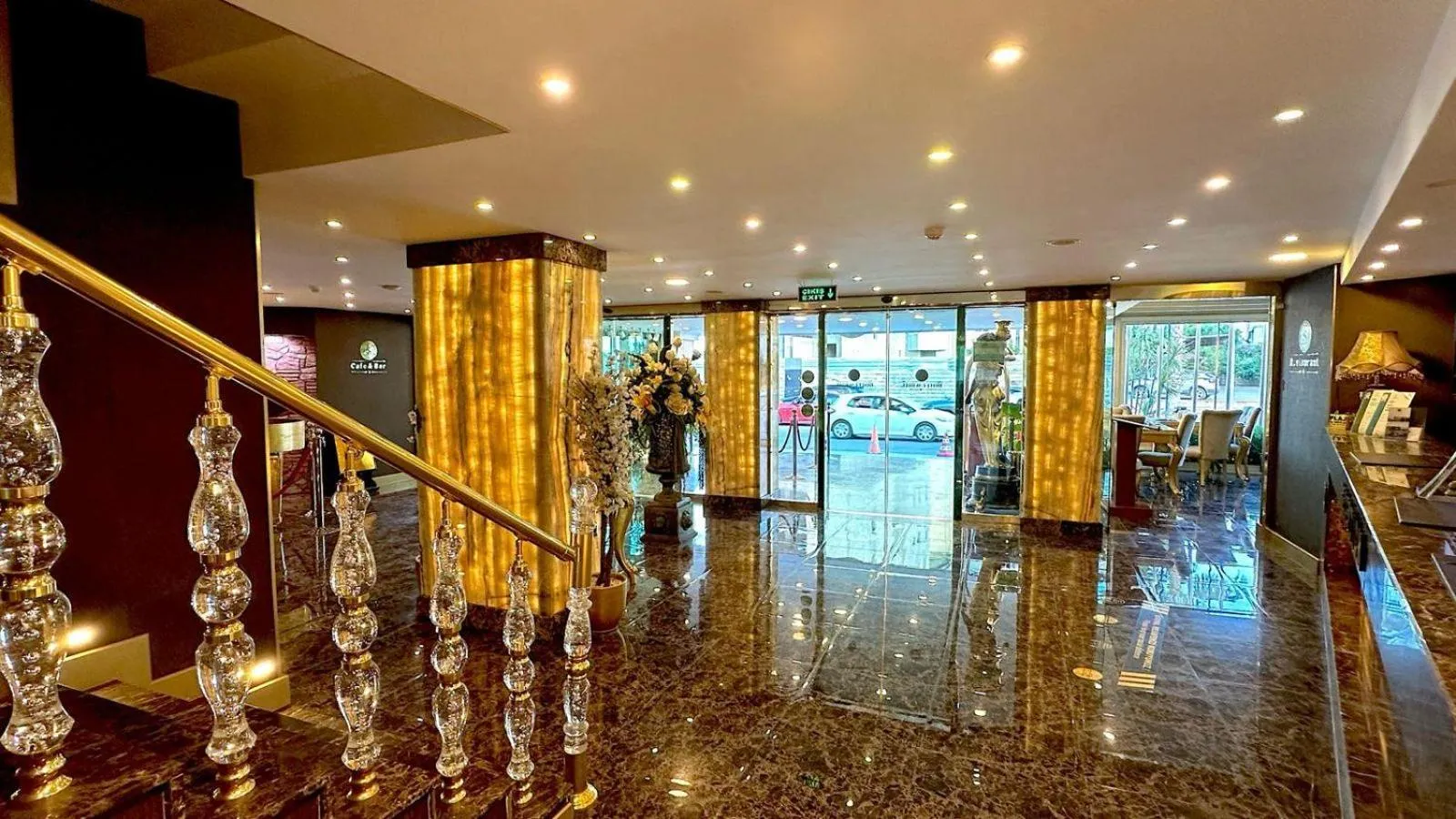 Lobby or reception in HOTEL S WHITE